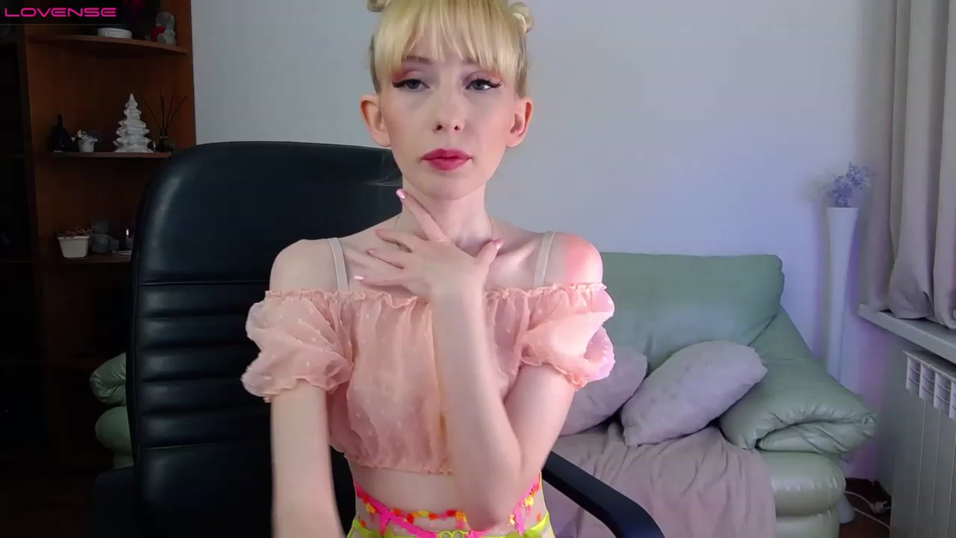 Gallery image thumbnail from PetitePrincez's myfreecams stream on, 03/25/2023, 17:10 image 18 of 20
