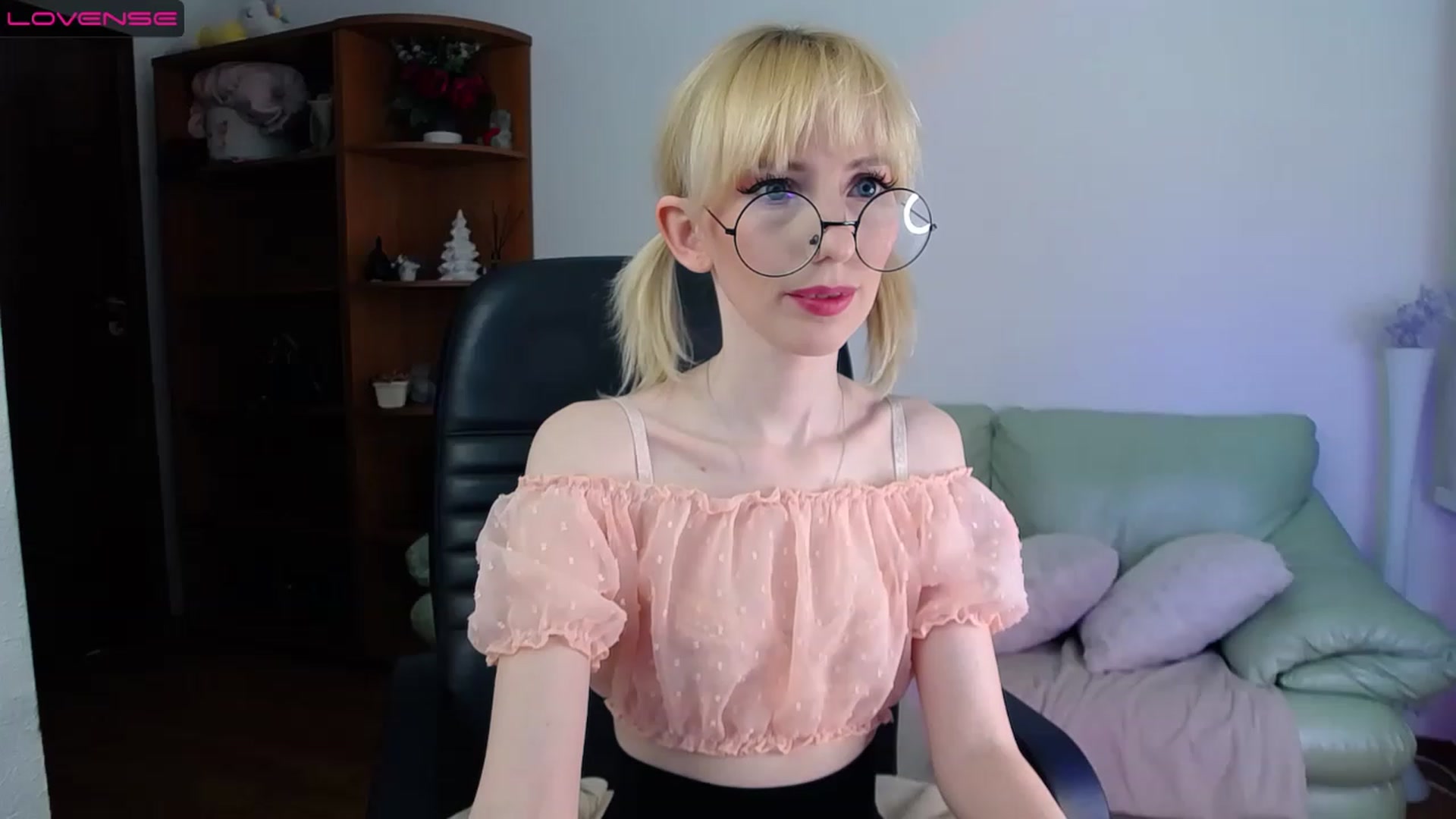 Gallery image thumbnail from PetitePrincez's myfreecams stream on, 03/25/2023, 17:10 image 1 of 20