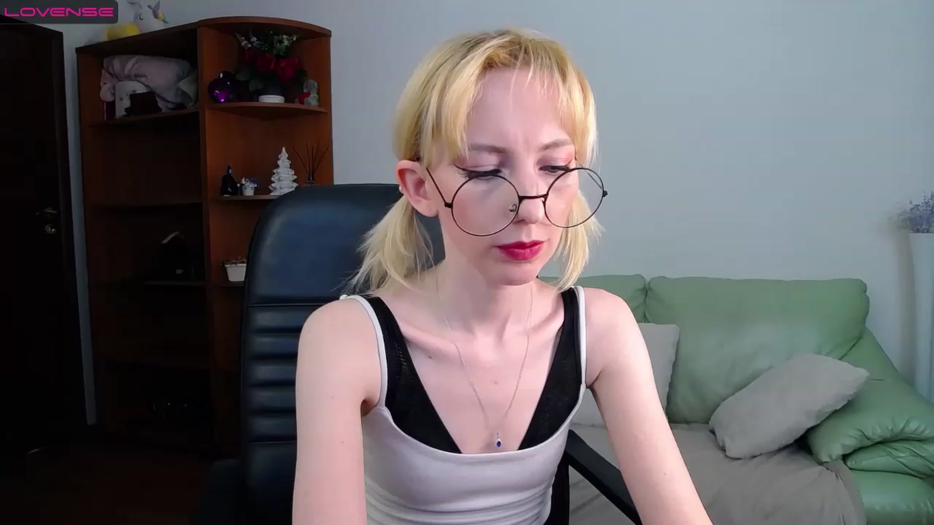 Gallery image thumbnail from PetitePrincez's myfreecams stream on, 03/26/2023, 15:25 image 19 of 20