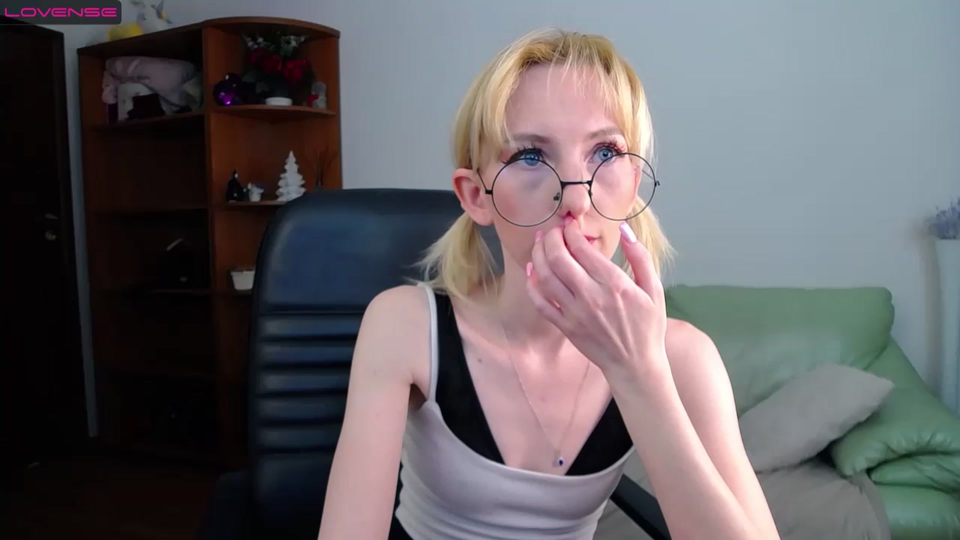 Gallery image thumbnail from PetitePrincez's myfreecams stream on, 03/26/2023, 15:25 image 20 of 20