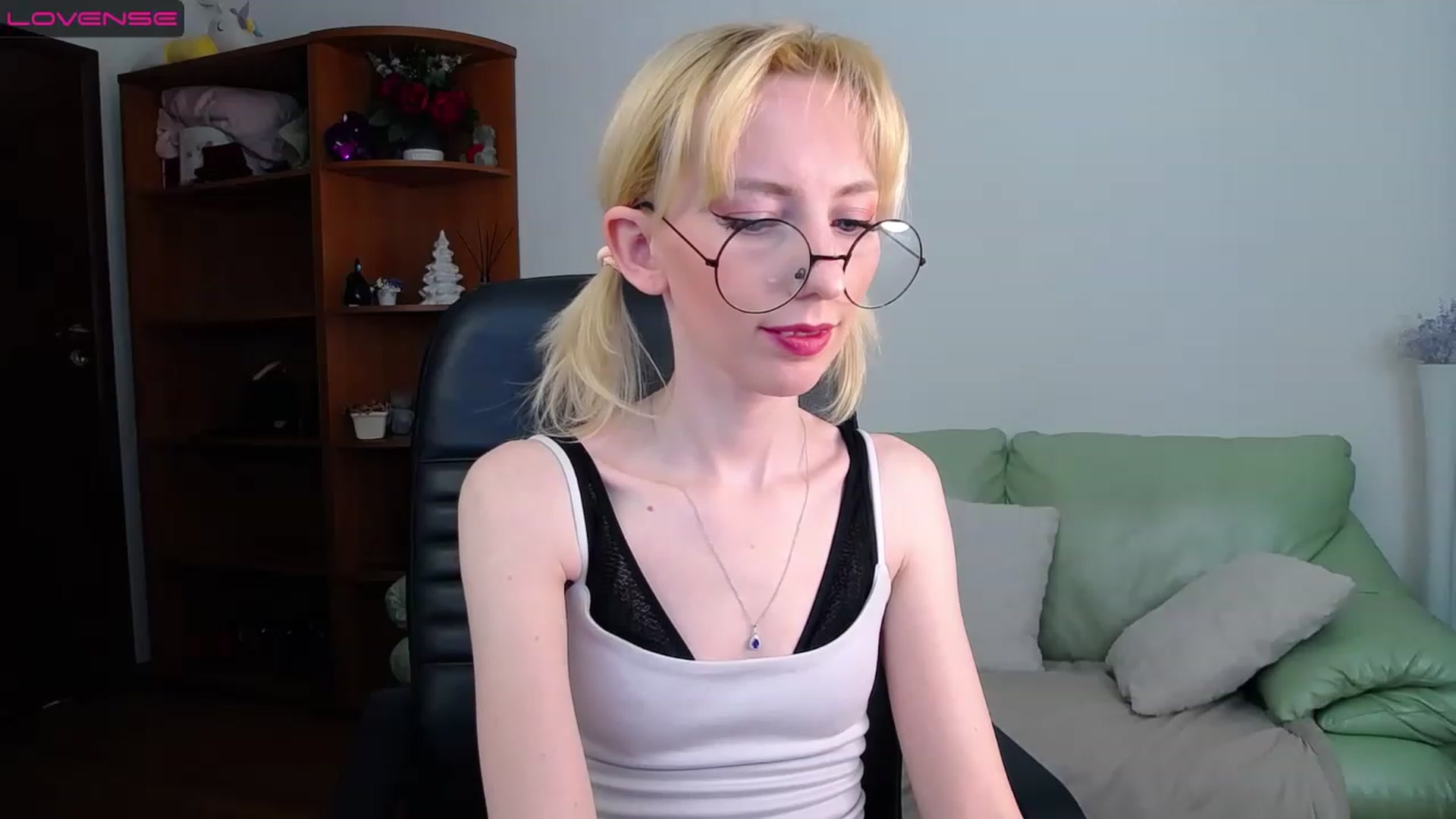 Gallery image thumbnail from PetitePrincez's myfreecams stream on, 03/26/2023, 15:25 image 14 of 20