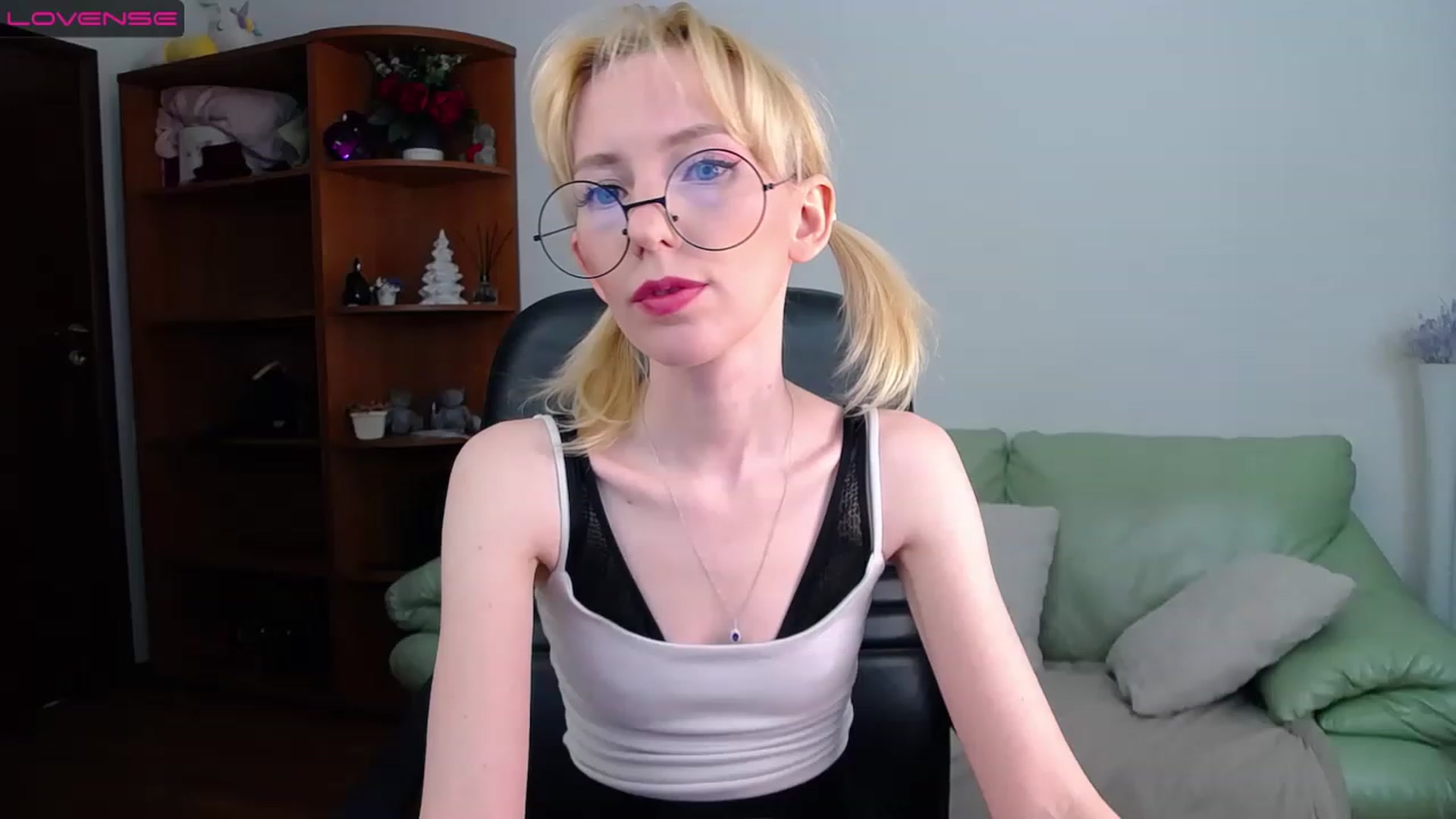 Gallery image thumbnail from PetitePrincez's myfreecams stream on, 03/26/2023, 15:25 image 9 of 20