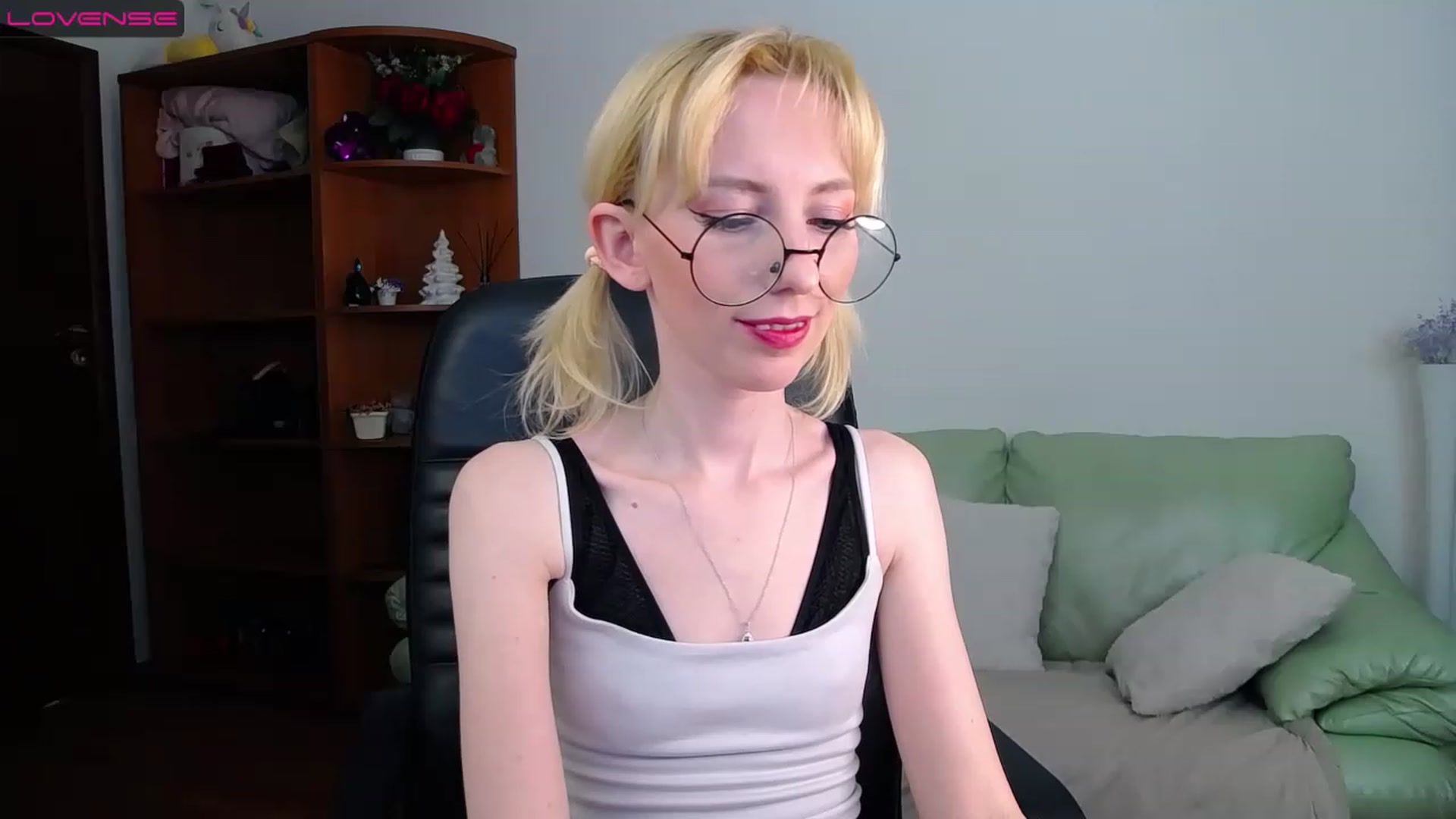Gallery image thumbnail from PetitePrincez's myfreecams stream on, 03/26/2023, 15:25 image 13 of 20