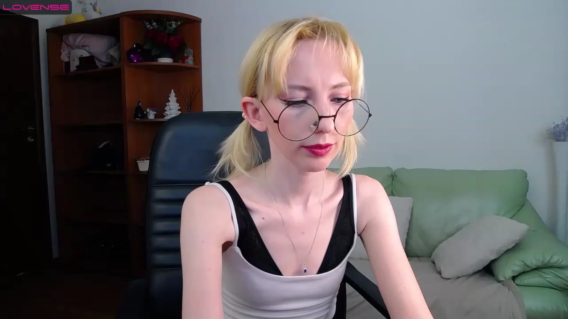 Gallery image thumbnail from PetitePrincez's myfreecams stream on, 03/26/2023, 15:25 image 18 of 20