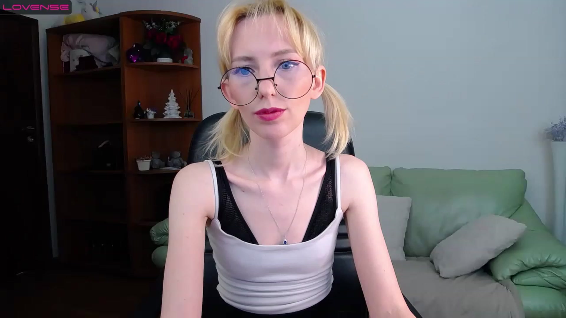 Gallery image thumbnail from PetitePrincez's myfreecams stream on, 03/26/2023, 15:25 image 10 of 20