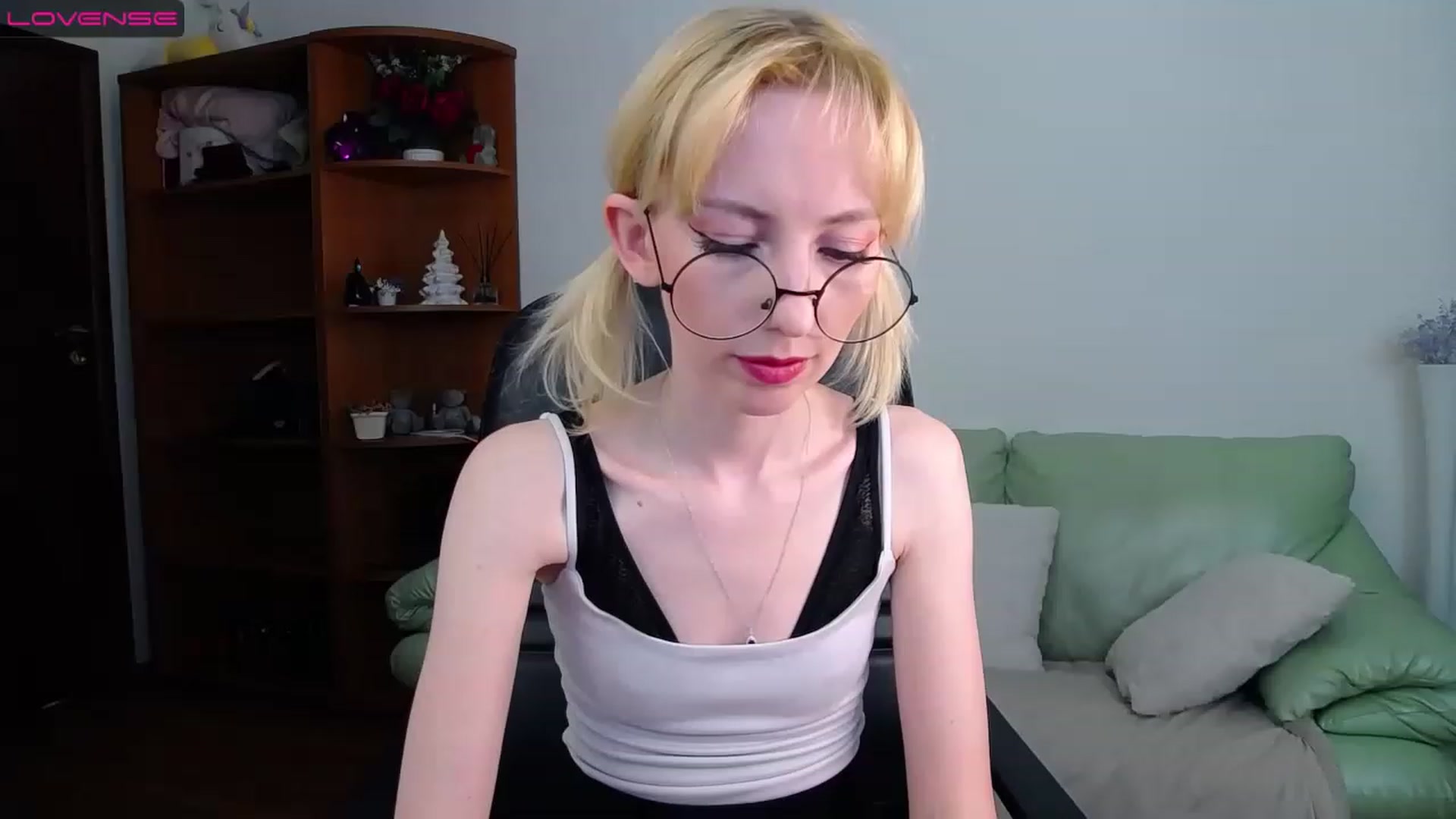 Gallery image thumbnail from PetitePrincez's myfreecams stream on, 03/26/2023, 15:25 image 11 of 20