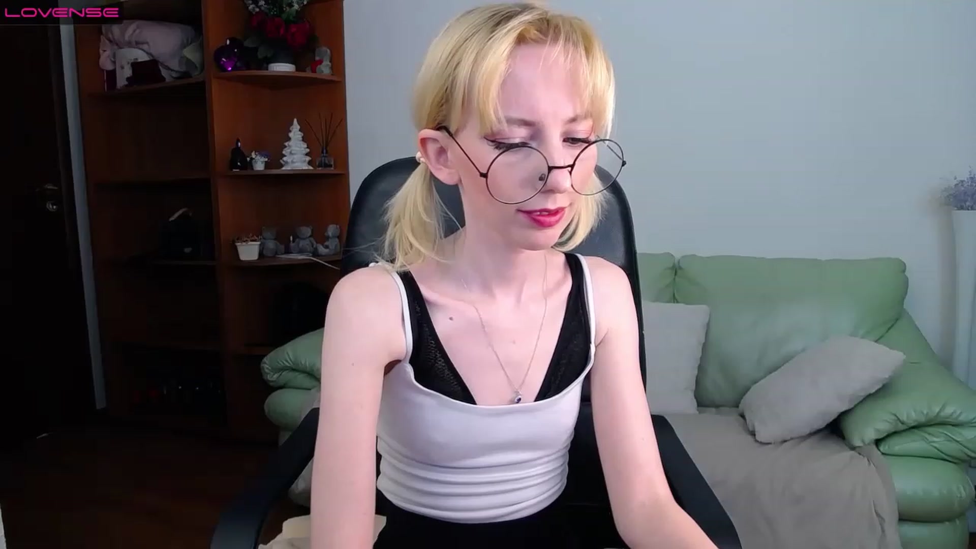 Gallery image thumbnail from PetitePrincez's myfreecams stream on, 03/26/2023, 15:25 image 4 of 20