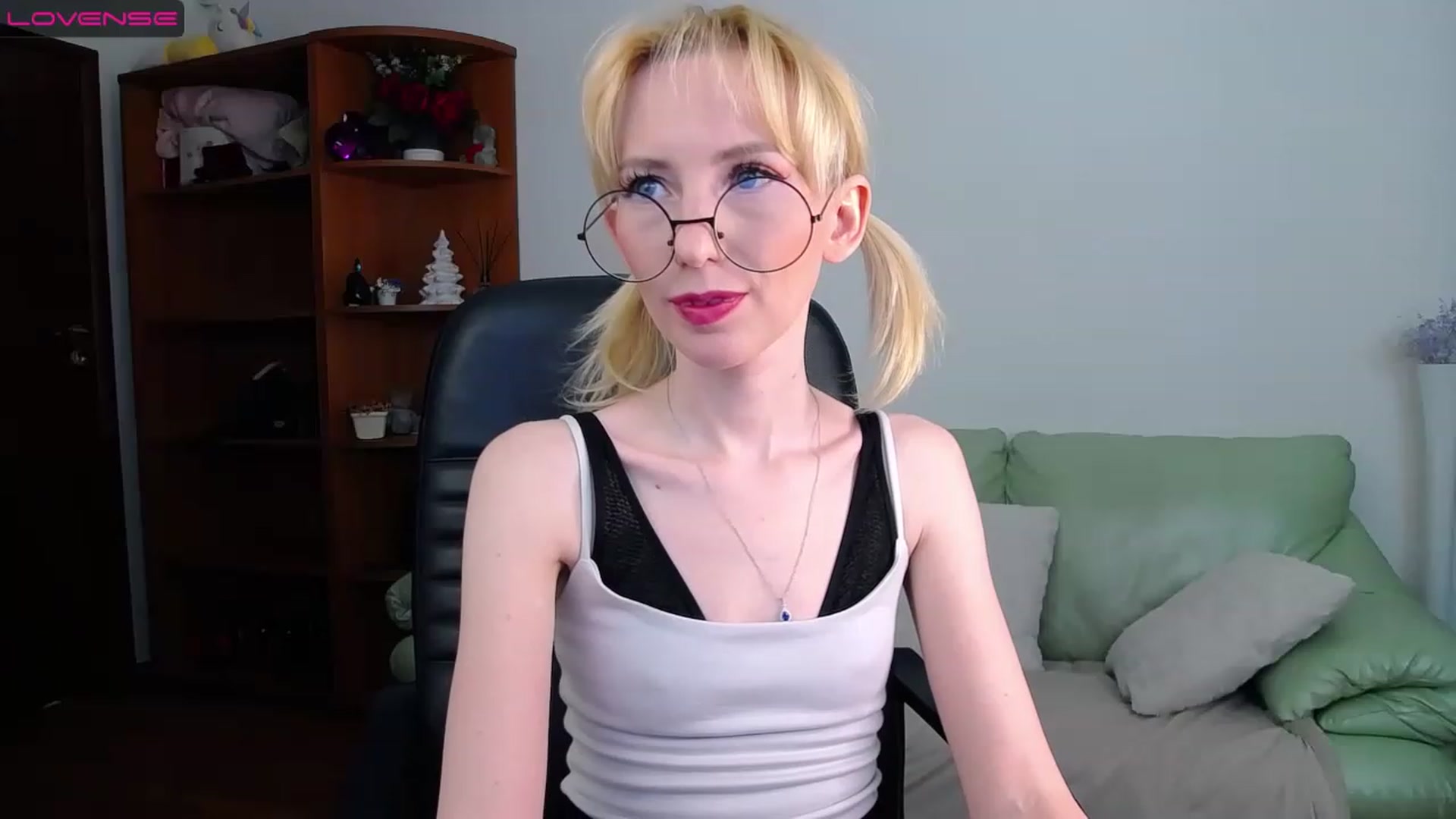 Gallery image thumbnail from PetitePrincez's myfreecams stream on, 03/26/2023, 15:25 image 12 of 20