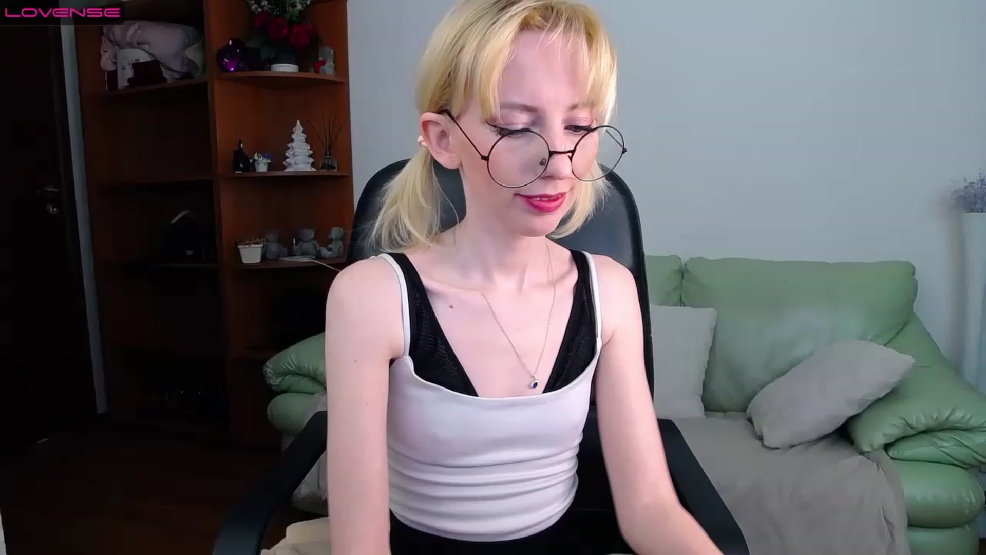 Gallery image thumbnail from PetitePrincez's myfreecams stream on, 03/26/2023, 15:25 image 2 of 20