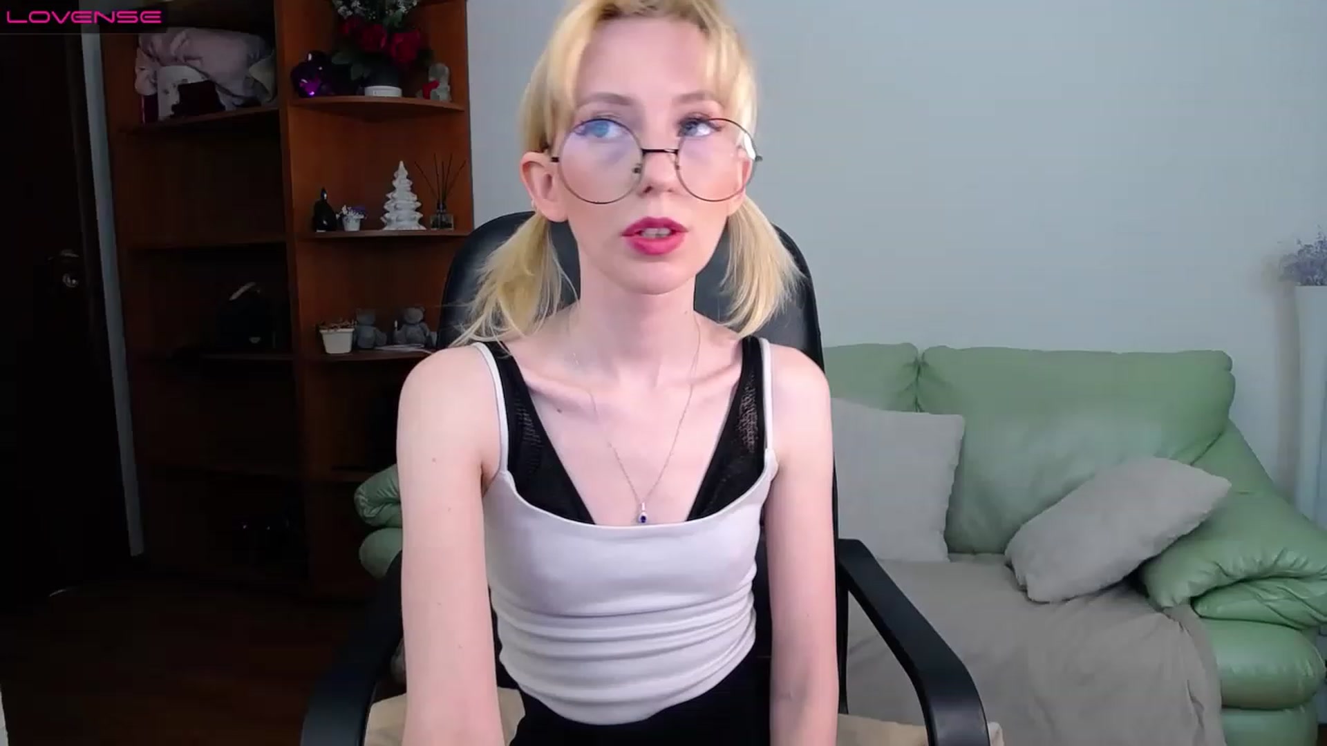 Gallery image thumbnail from PetitePrincez's myfreecams stream on, 03/26/2023, 15:25 image 1 of 20