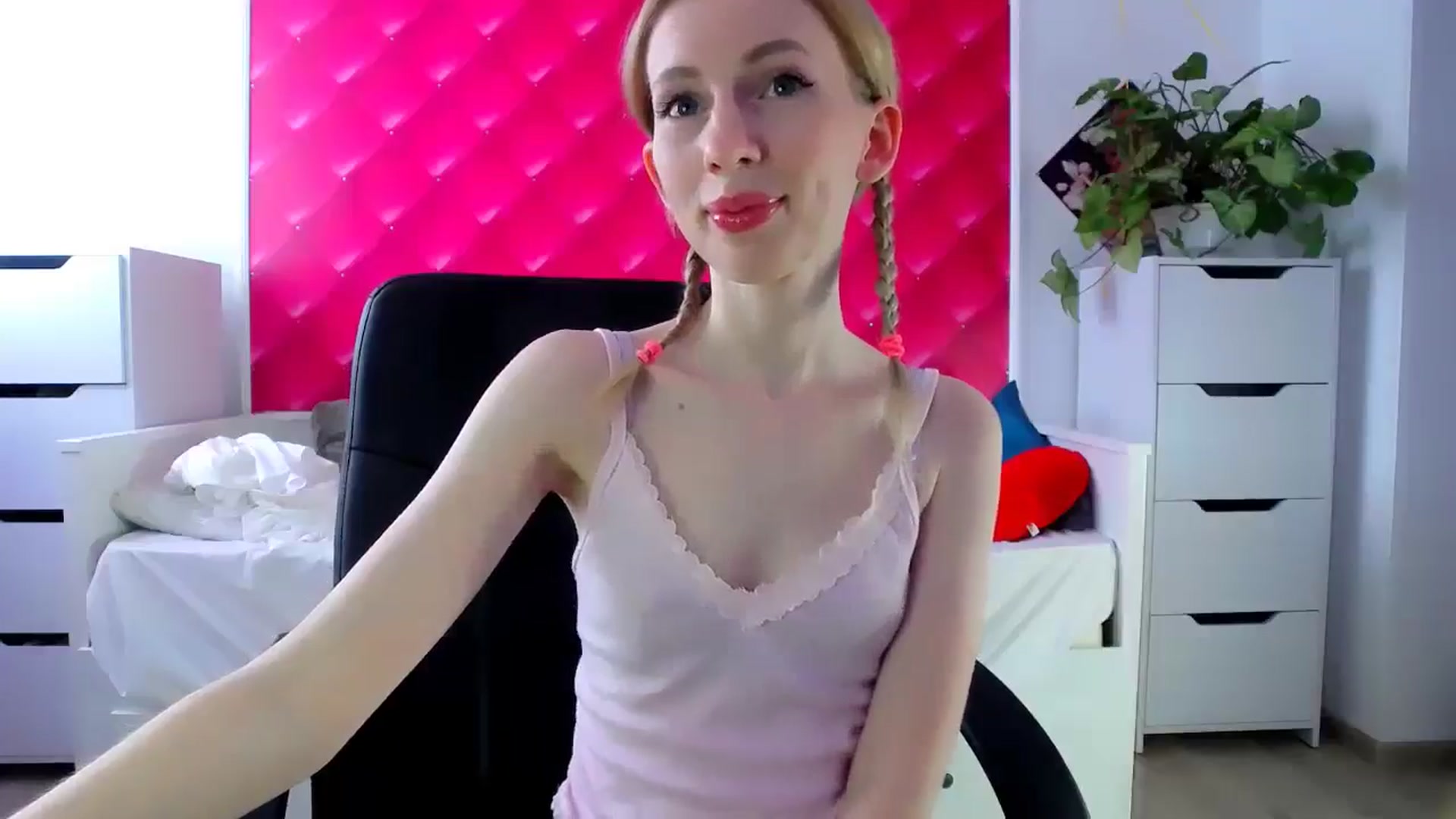 Gallery image thumbnail from PetitePrincez's myfreecams stream on, 03/08/2025, 13:53 image 10 of 20
