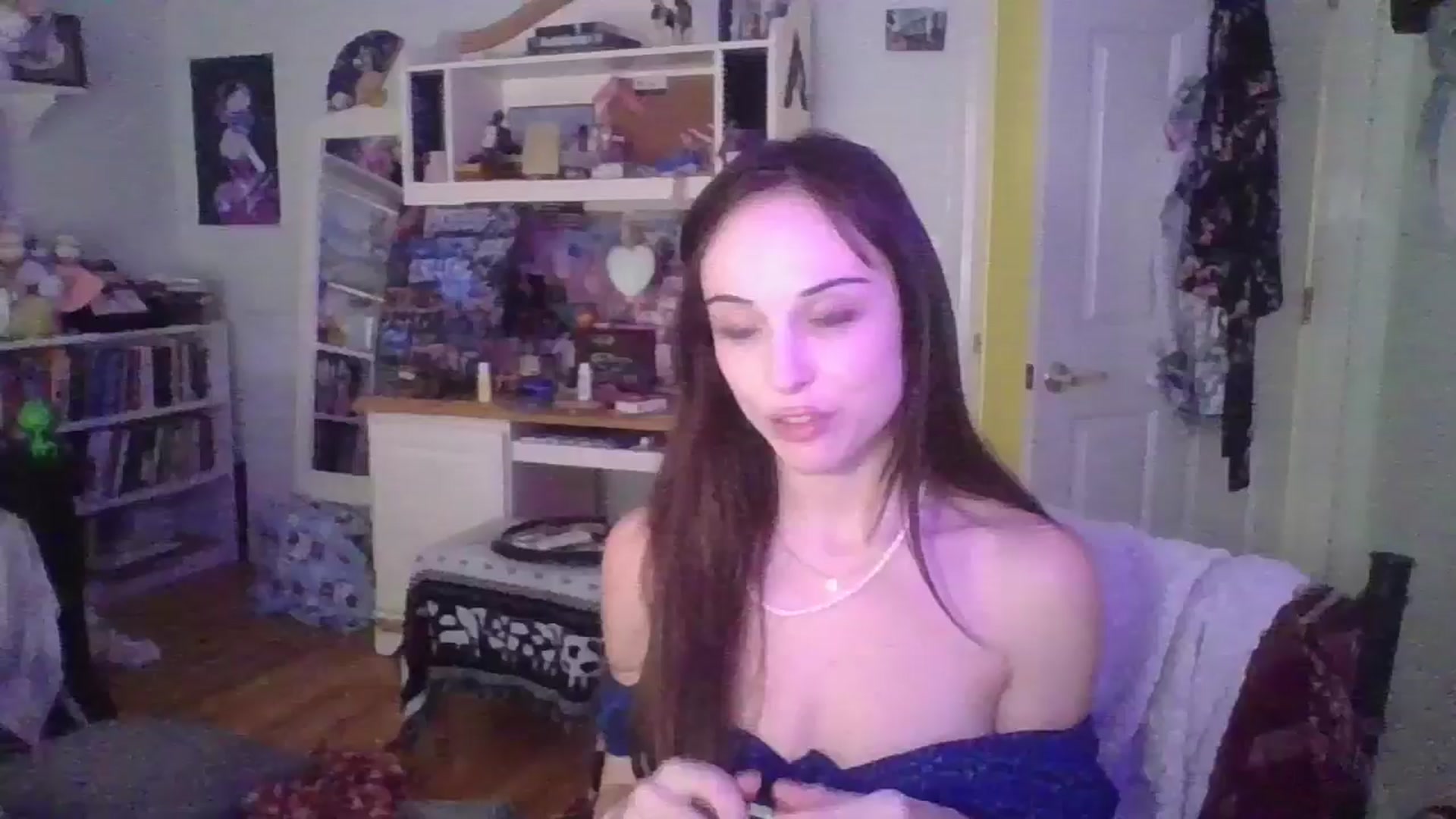 Gallery image thumbnail from Petunias's myfreecams stream on, 10/01/2024, 18:31 image 9 of 20