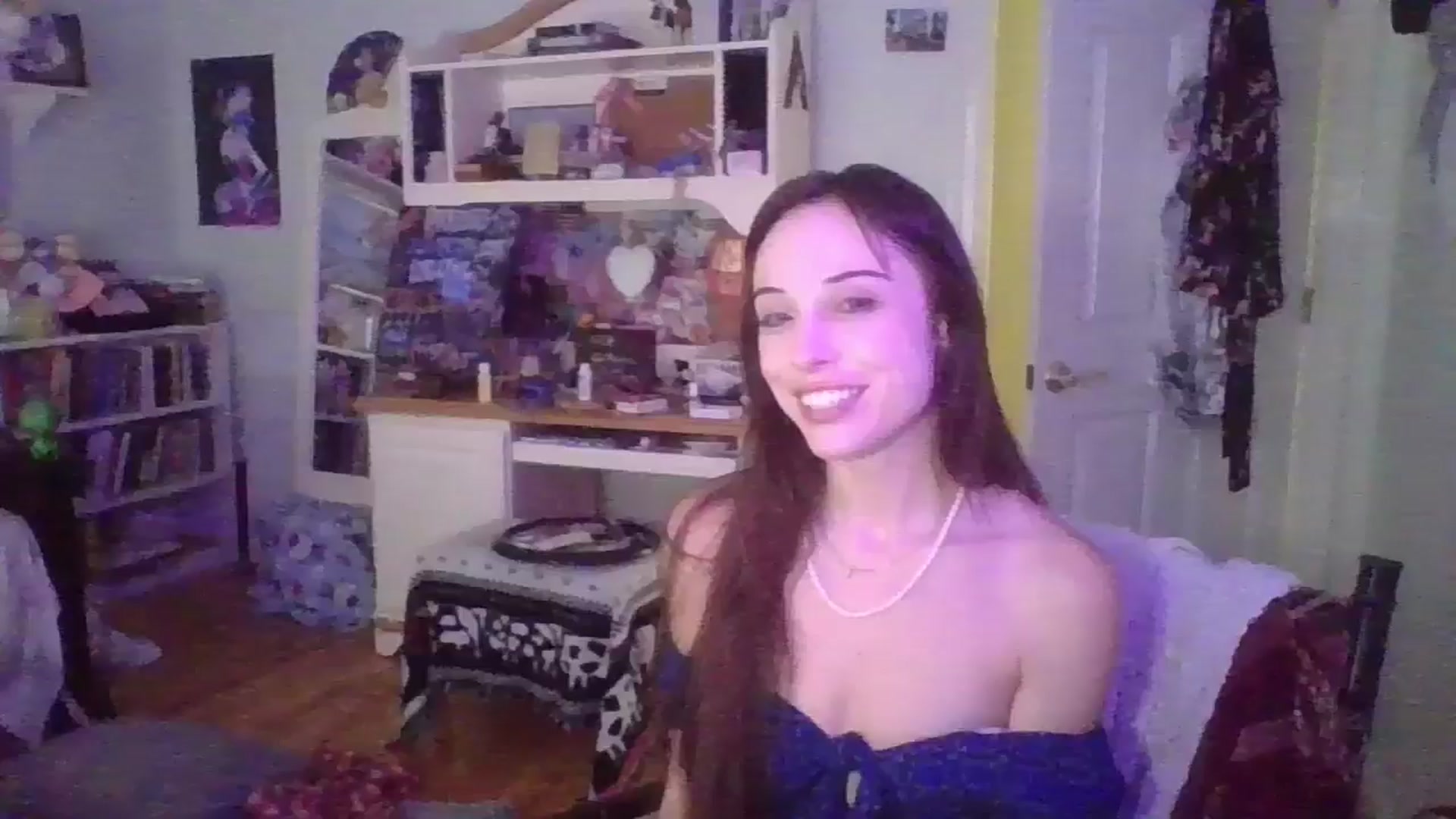 Gallery image thumbnail from Petunias's myfreecams stream on, 10/01/2024, 18:31 image 6 of 20