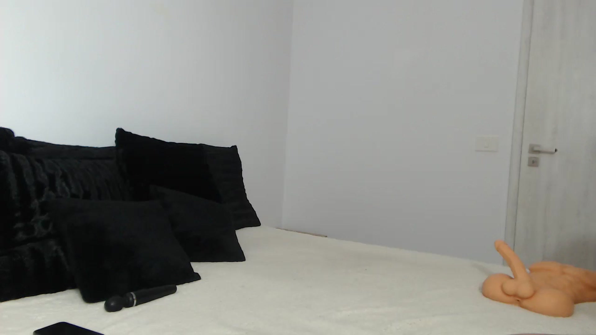 Gallery image thumbnail from PieceOfArtt's myfreecams stream on, 12/25/2023, 12:17 image 10 of 20