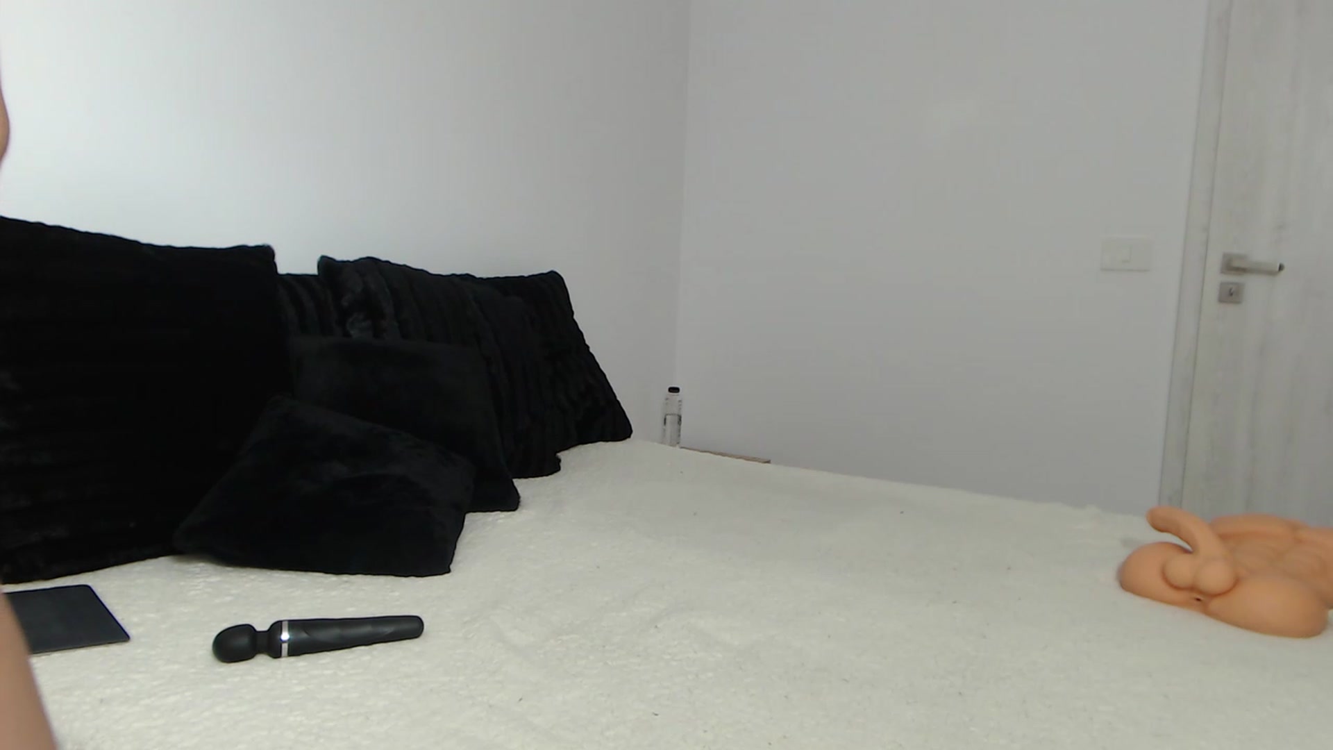 Gallery image thumbnail from PieceOfArtt's myfreecams stream on, 02/12/2024, 14:29 image 15 of 20