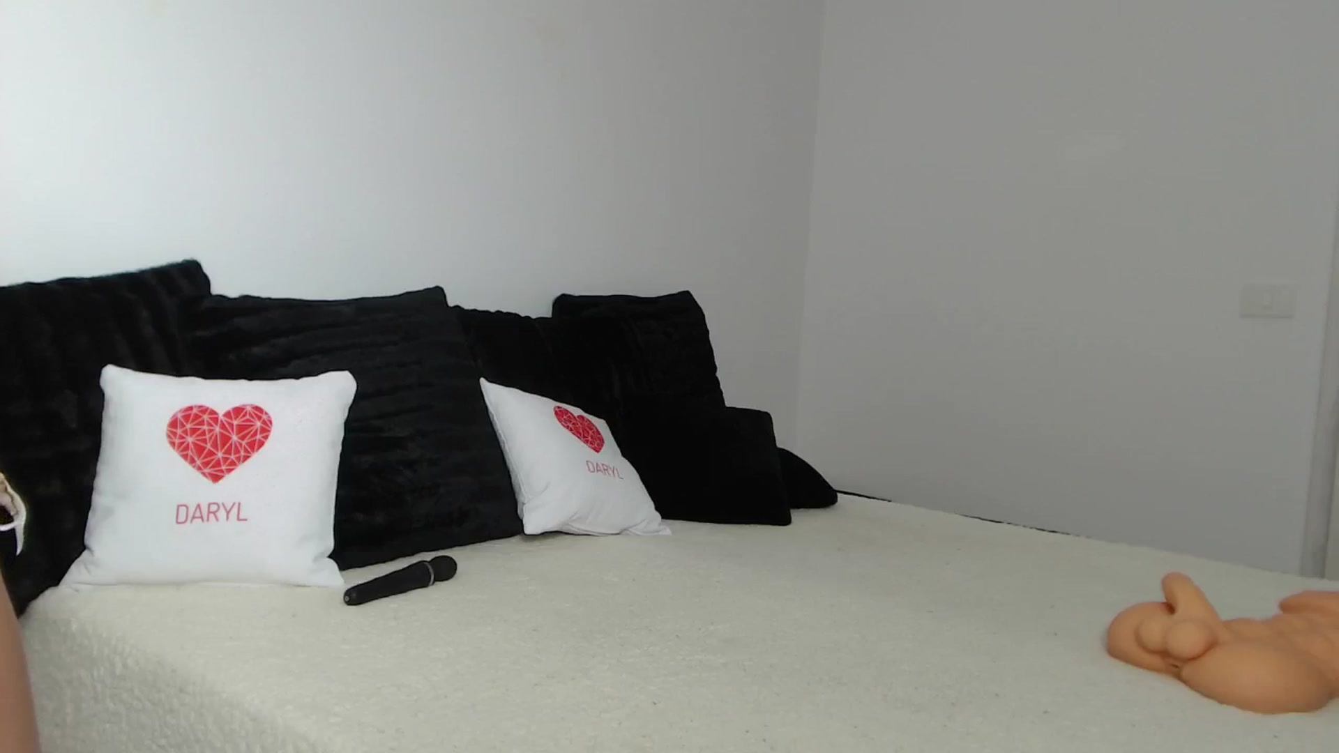 Gallery image thumbnail from PieceOfArtt's myfreecams stream on, 05/18/2024, 11:04 image 16 of 20