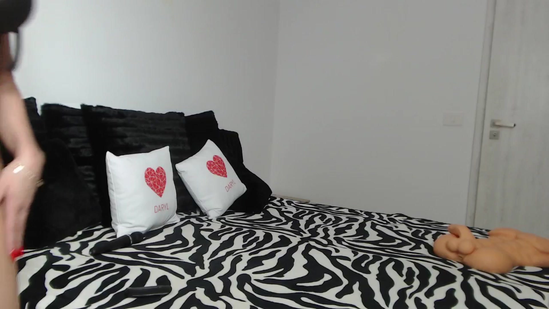 Gallery image thumbnail from PieceOfArtt's myfreecams stream on, 05/20/2024, 14:20 image 12 of 20