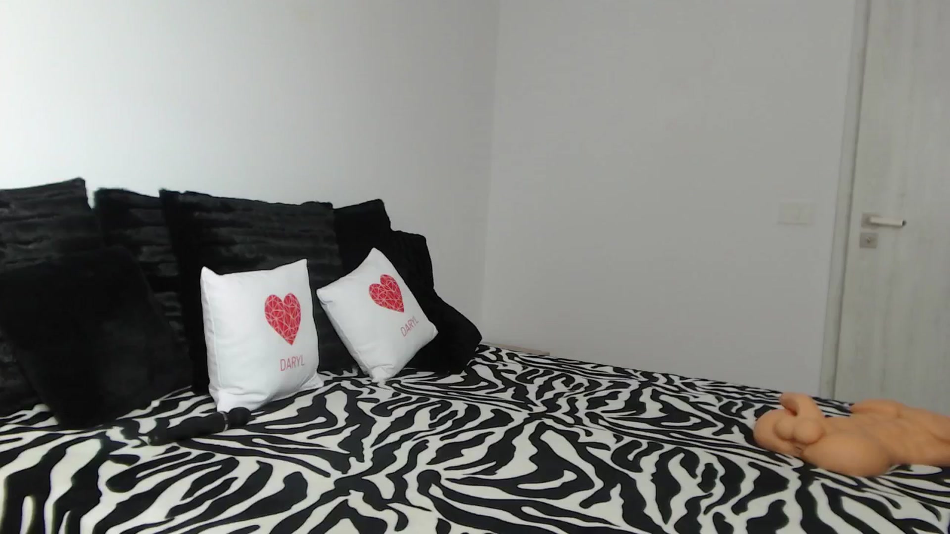 Gallery image thumbnail from PieceOfArtt's myfreecams stream on, 05/20/2024, 14:20 image 4 of 20
