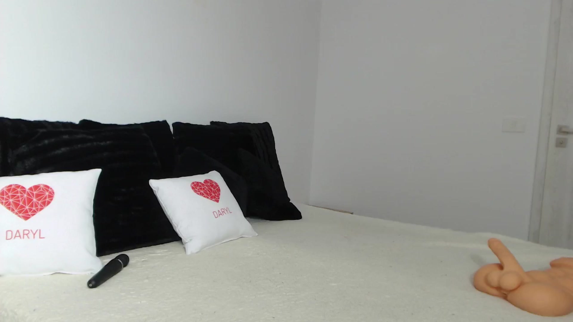 Gallery image thumbnail from PieceOfArtt's myfreecams stream on, 05/21/2024, 12:59 image 18 of 20