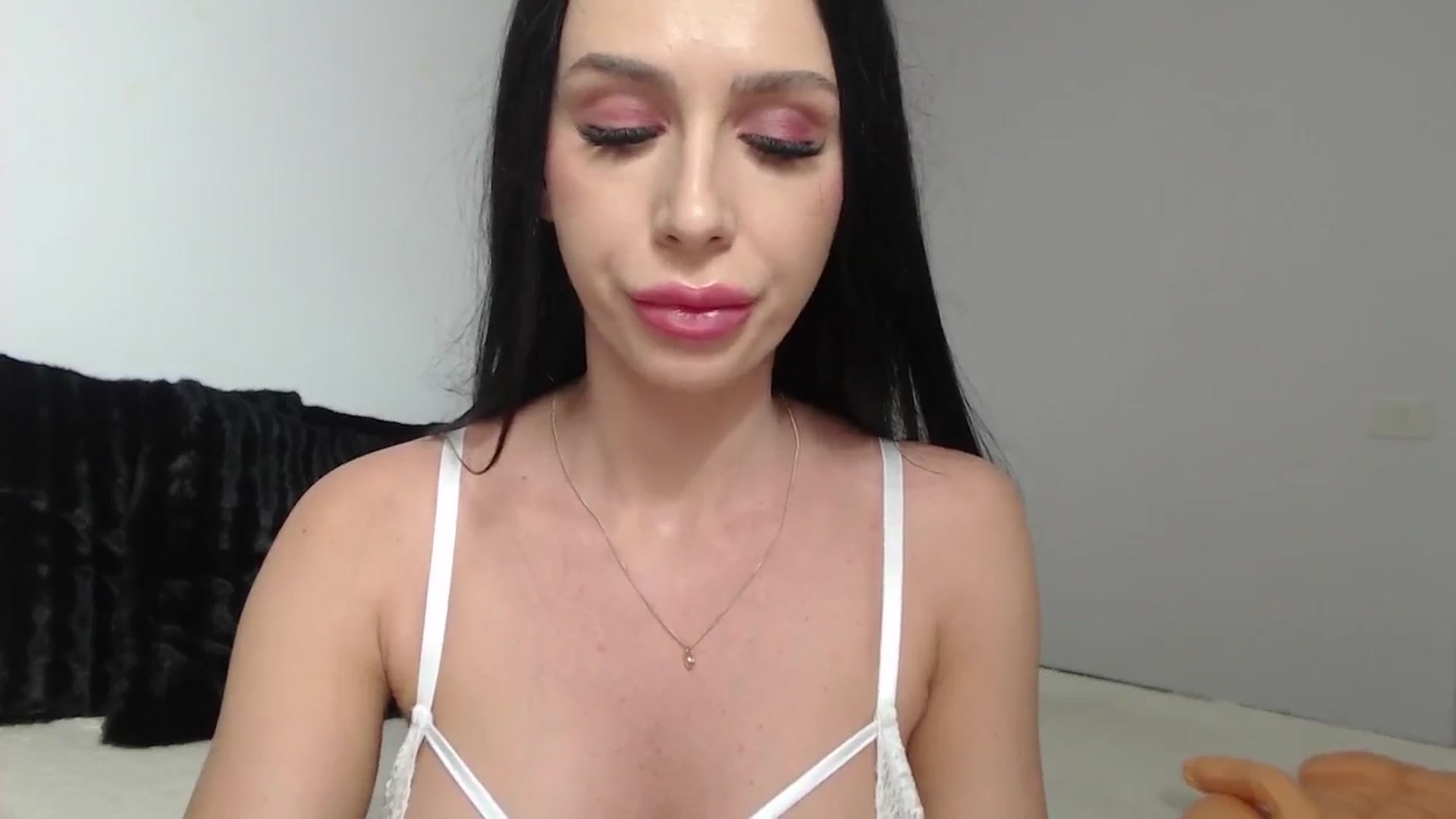 Gallery image thumbnail from PieceOfArtt's myfreecams stream on, 05/26/2024, 10:21 image 18 of 20