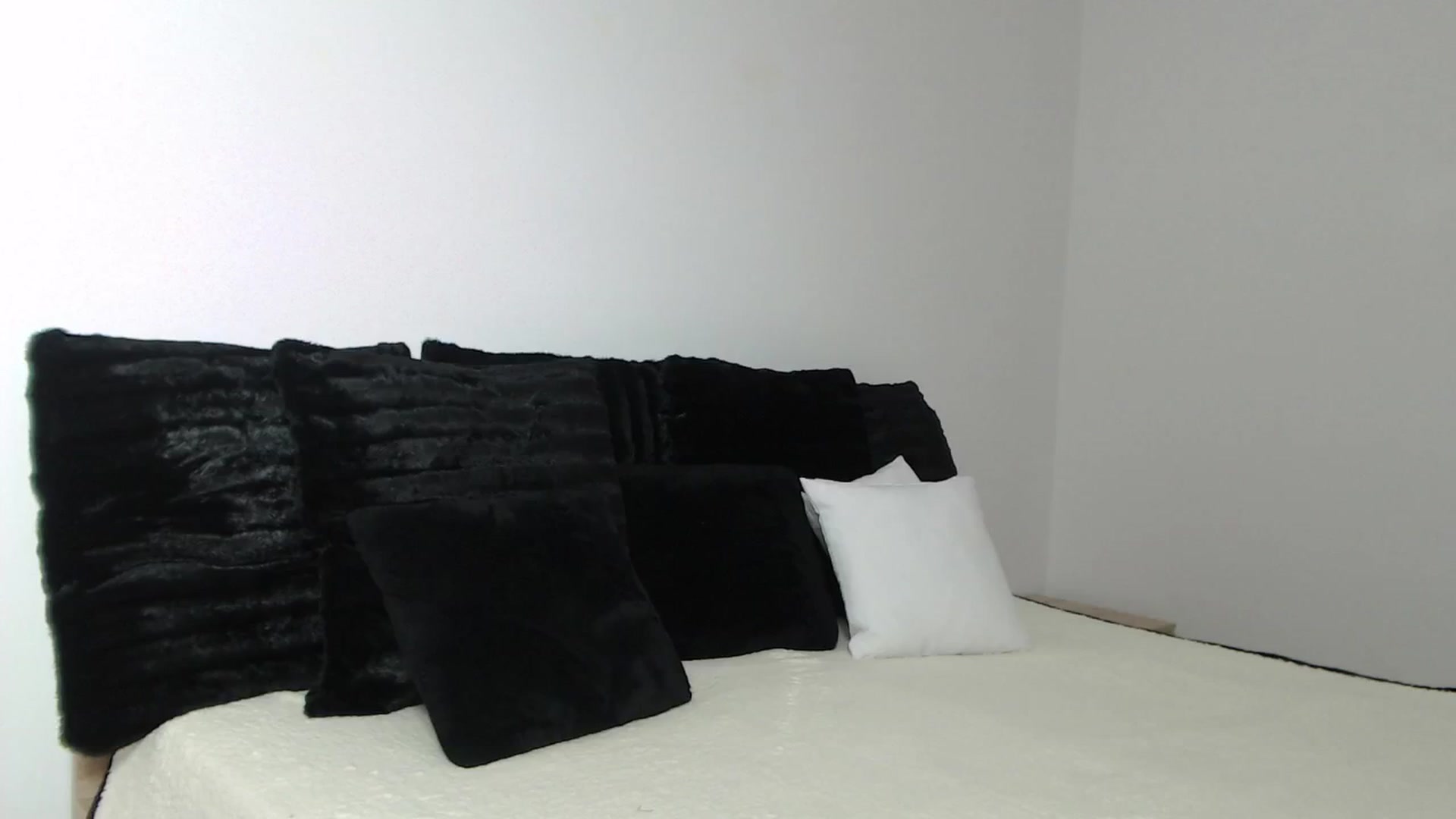Gallery image thumbnail from PieceOfArtt's myfreecams stream on, 06/23/2024, 10:58 image 18 of 20