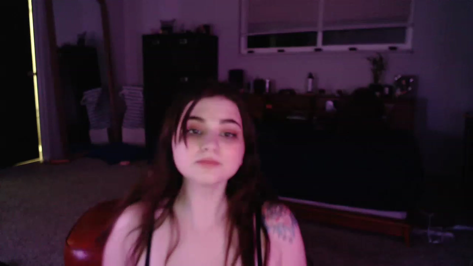 Gallery image thumbnail from PillowPrncess's myfreecams stream on, 12/18/2022, 08:05 image 7 of 20