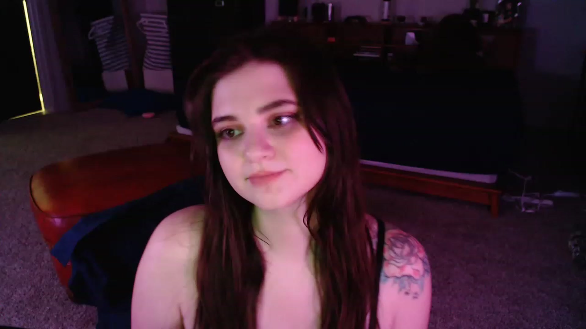 Gallery image thumbnail from PillowPrncess's myfreecams stream on, 12/18/2022, 08:32 image 2 of 20