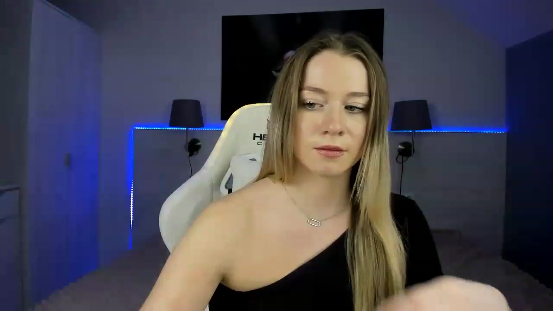 Gallery image thumbnail from PinkCoral's myfreecams stream on, 06/10/2023, 17:35 image 16 of 20