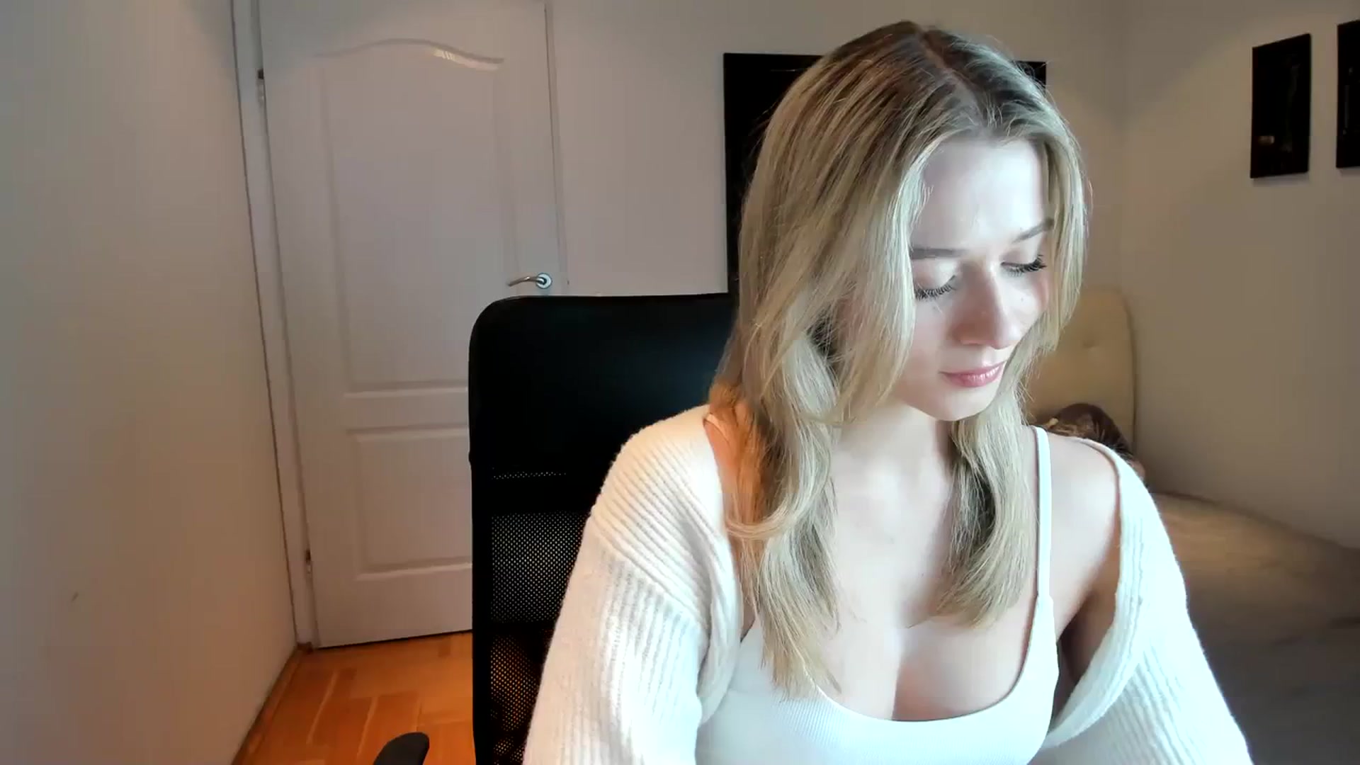 Gallery image thumbnail from PinkCorall's myfreecams stream on, 12/28/2023, 18:42 image 8 of 20