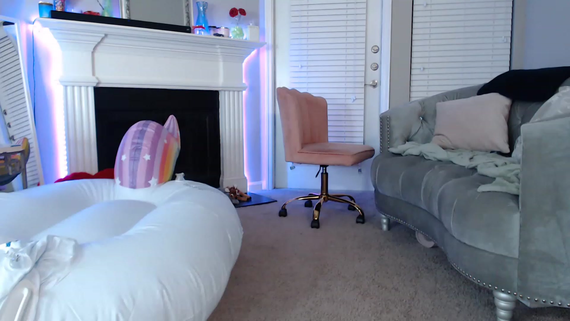 Gallery image thumbnail from Pink_Fawnnn's myfreecams stream on, 06/12/2023, 09:56 image 9 of 20