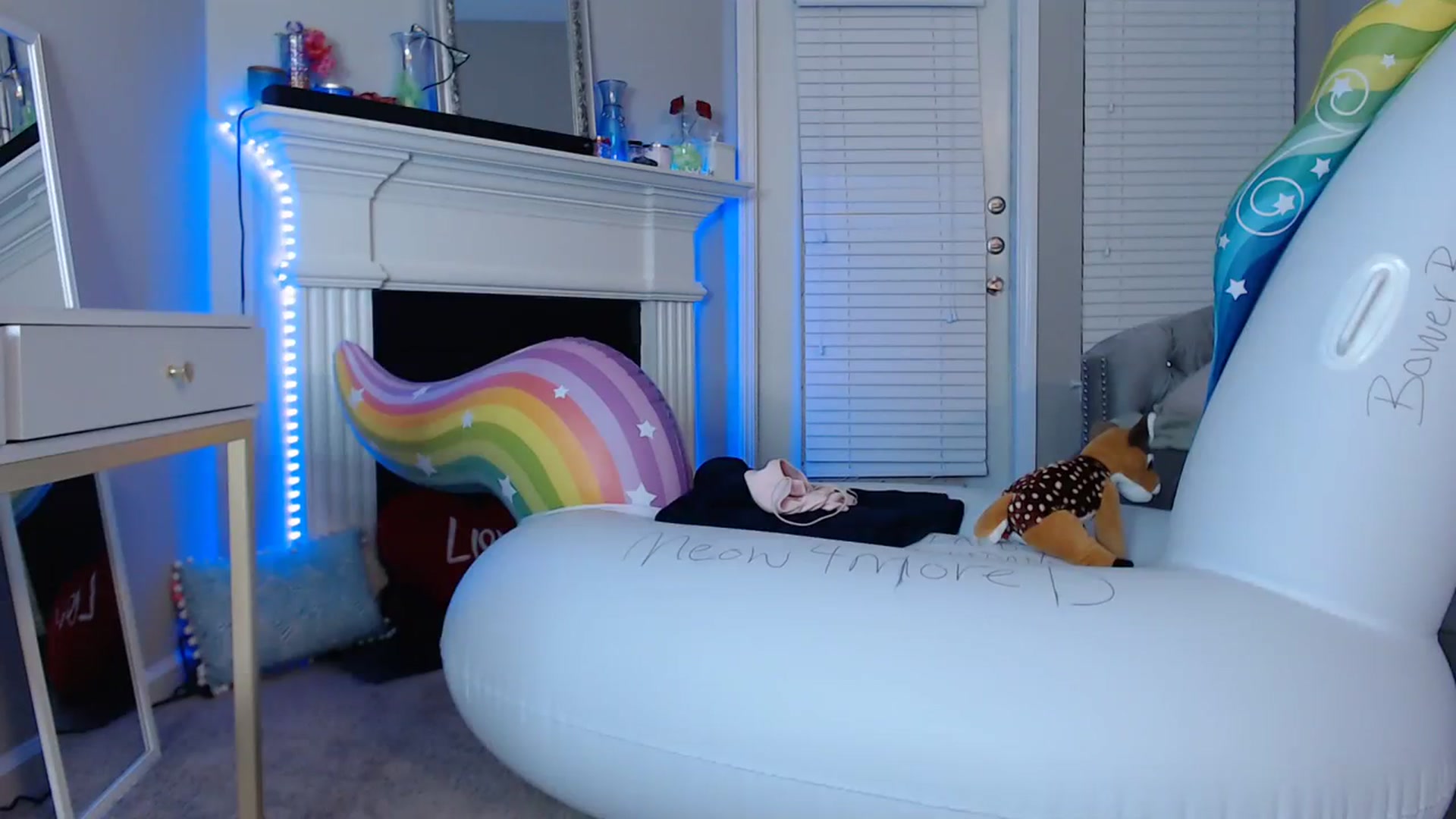 Gallery image thumbnail from Pink_Fawnnn's myfreecams stream on, 08/07/2023, 07:32 image 6 of 20