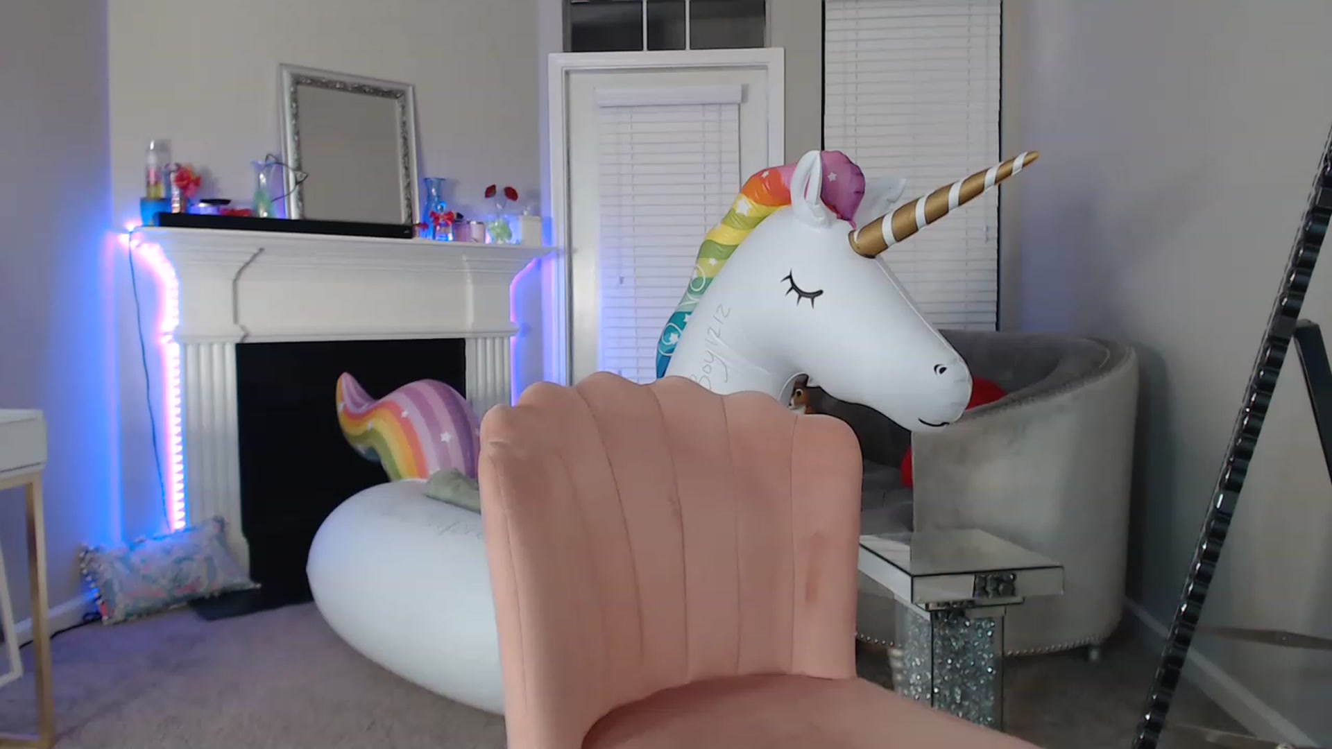Gallery image thumbnail from Pink_Fawnnn's myfreecams stream on, 08/27/2023, 05:01 image 13 of 20