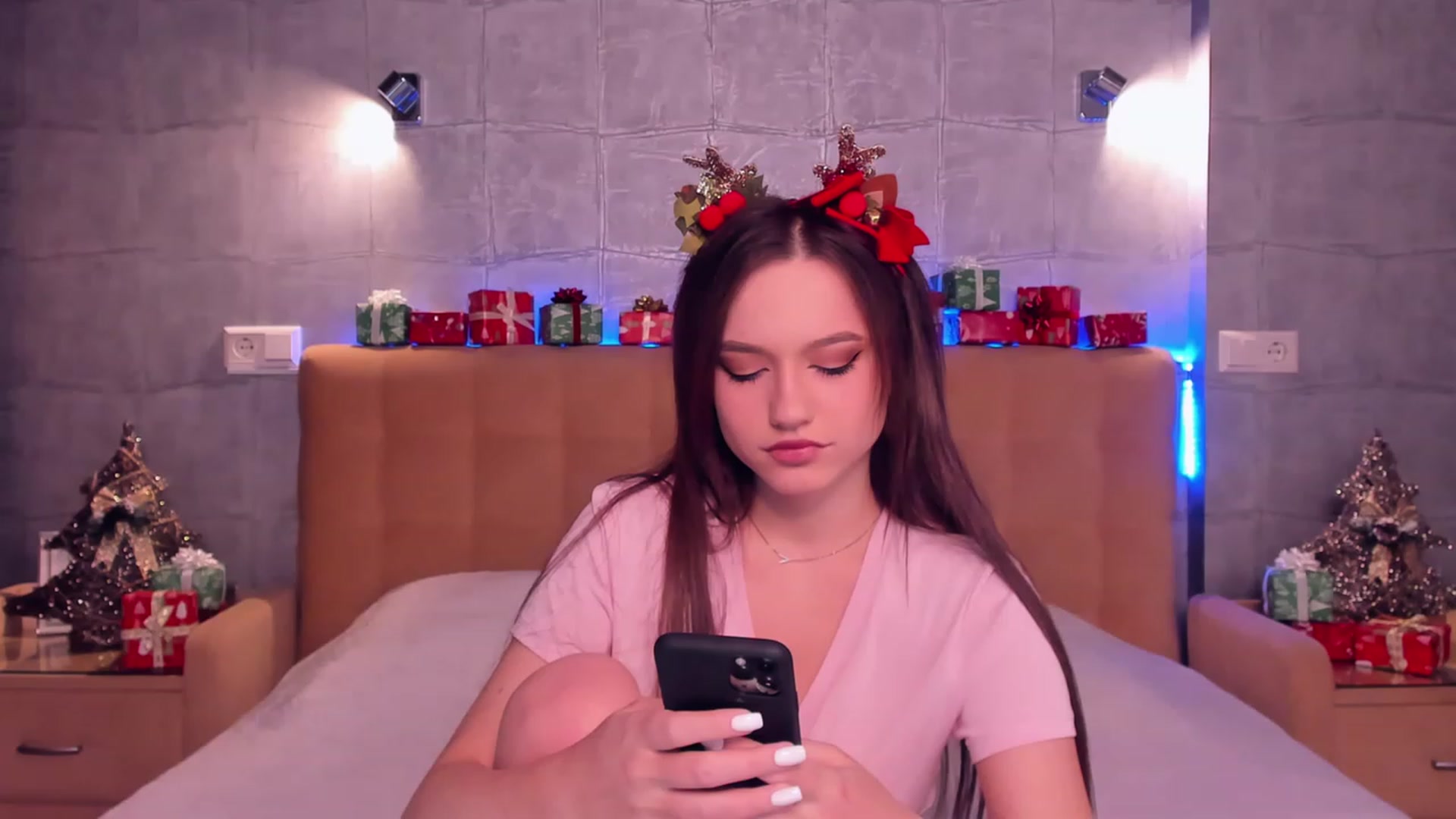 Gallery image thumbnail from Pinkgold_'s myfreecams stream on, 12/26/2022, 02:49 image 4 of 20
