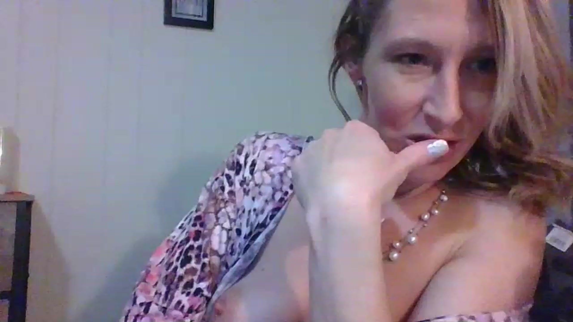 Gallery image thumbnail from Pinkpeach4's myfreecams stream on, 03/17/2023, 08:19 image 8 of 20