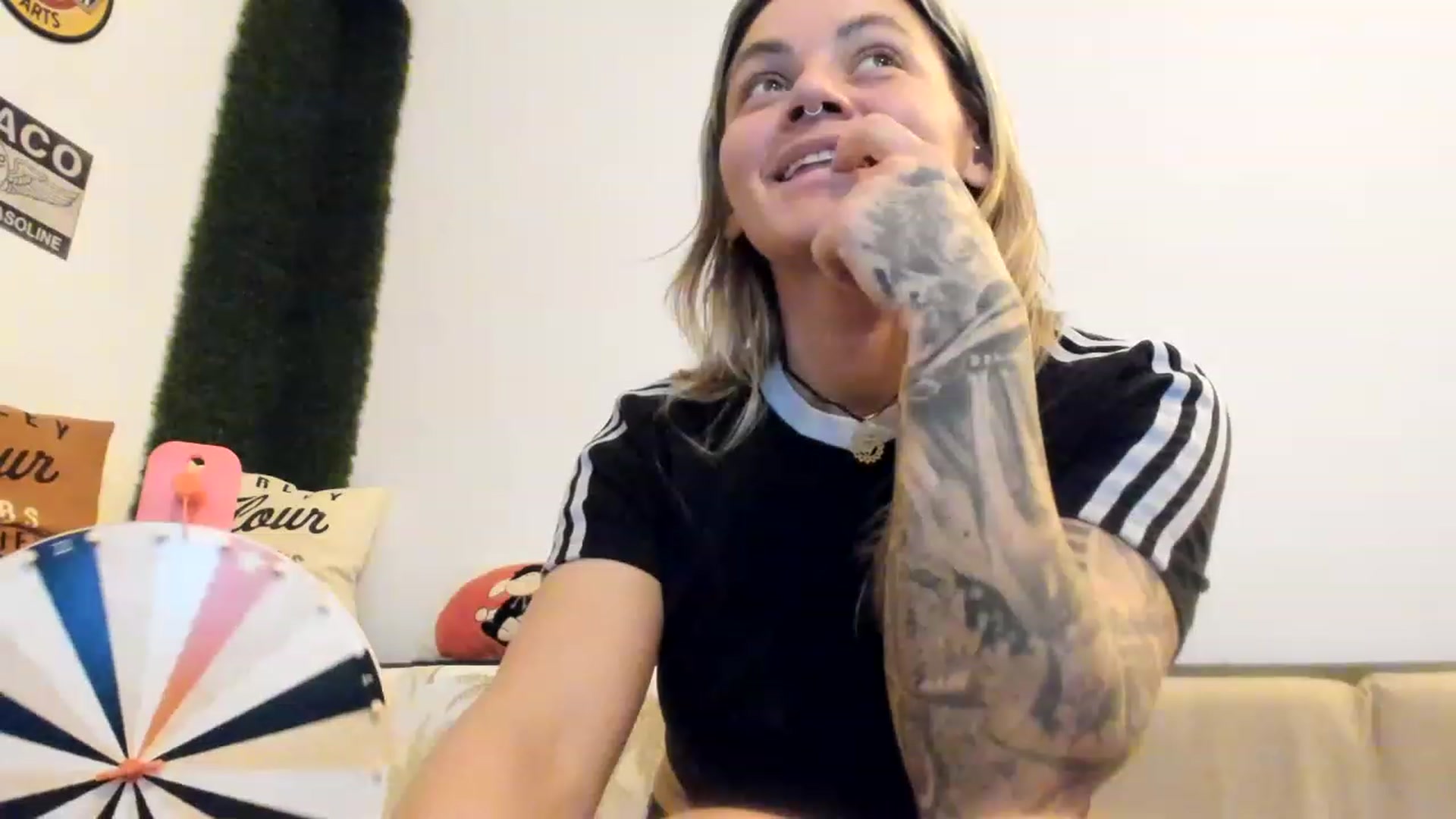 Gallery image thumbnail from PisuVamp_'s myfreecams stream on, 12/16/2022, 23:18 image 15 of 20