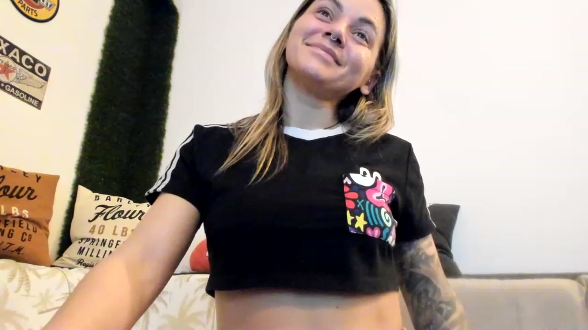 Gallery image thumbnail from PisuVamp_'s myfreecams stream on, 12/16/2022, 23:18 image 4 of 20