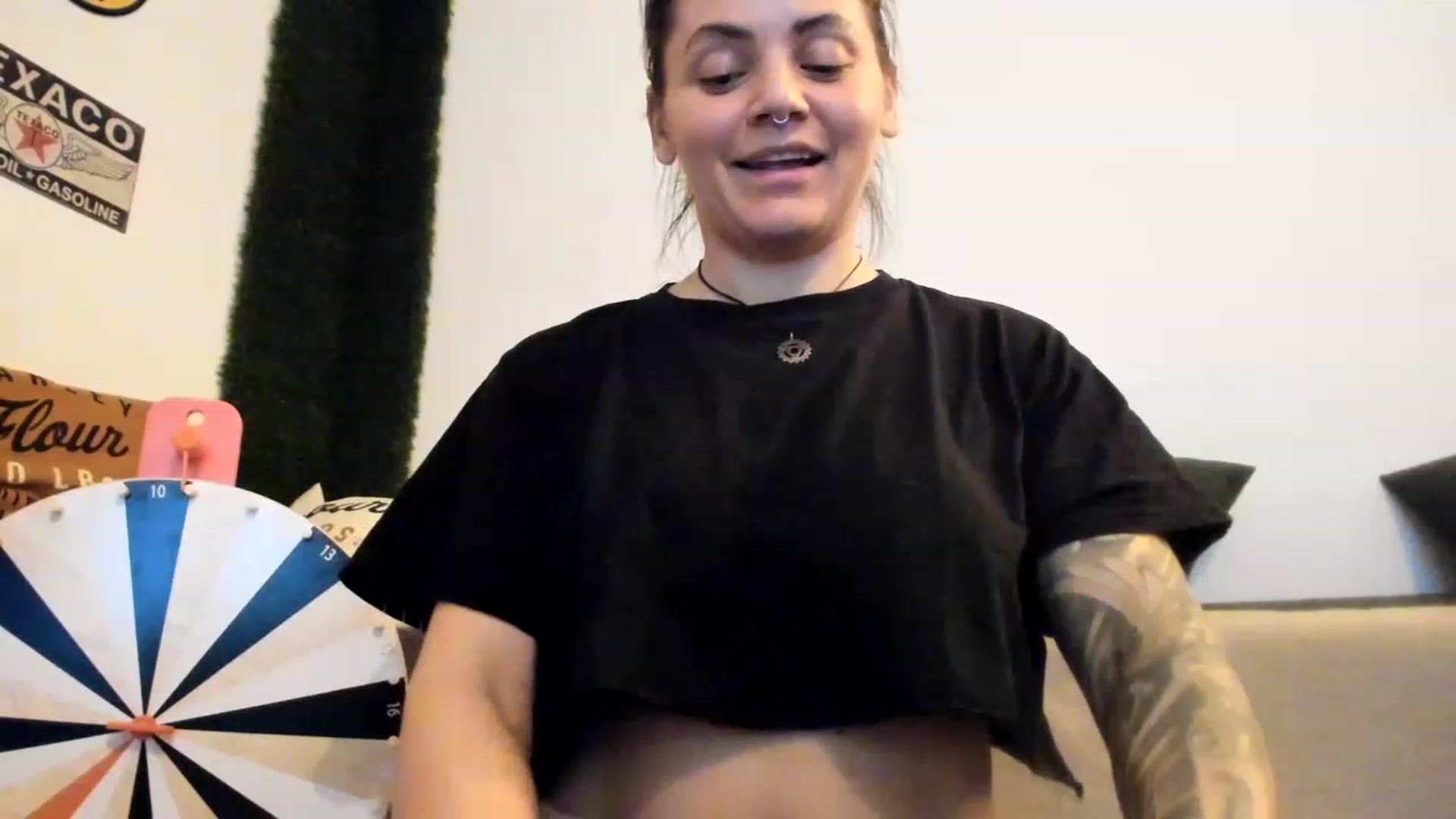 Gallery image thumbnail from PisuVamp_'s myfreecams stream on, 12/30/2022, 21:05 image 18 of 20