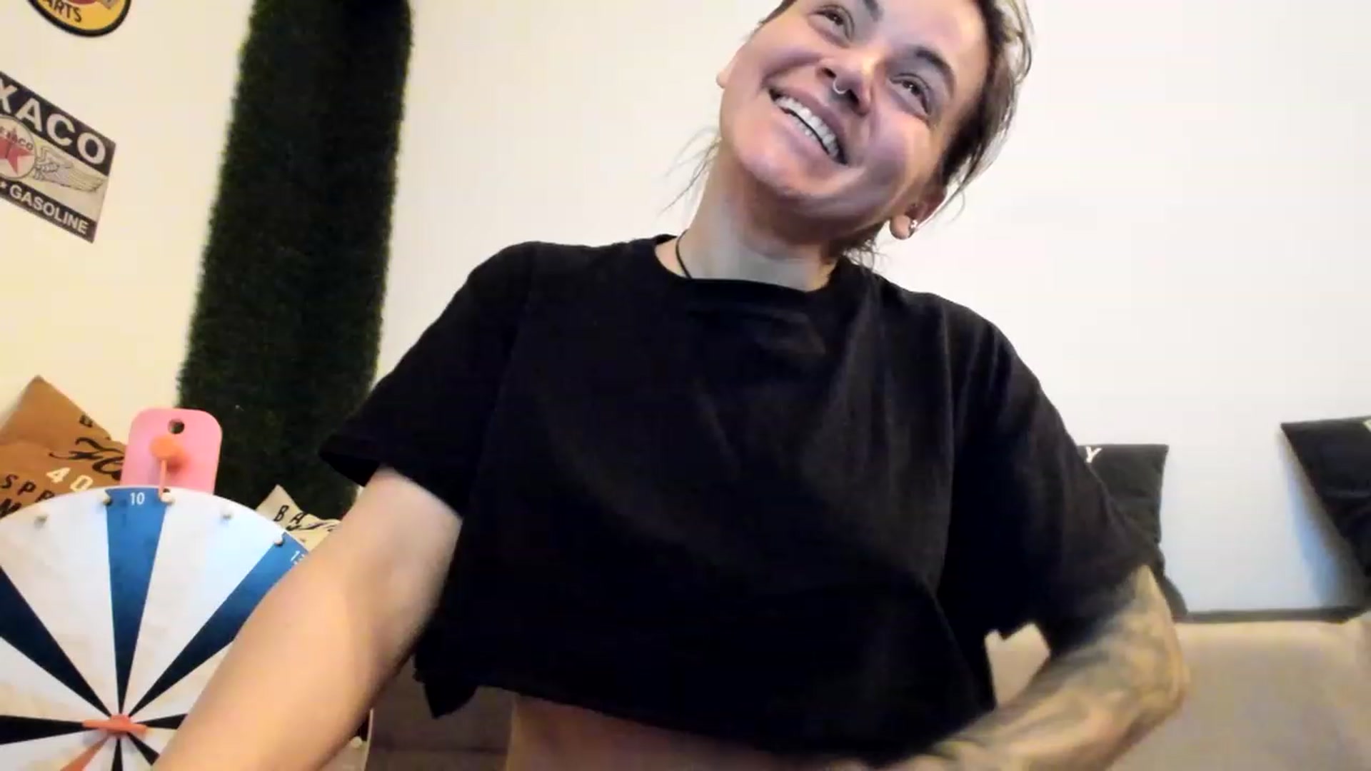 Gallery image thumbnail from PisuVamp_'s myfreecams stream on, 01/05/2023, 22:11 image 5 of 20