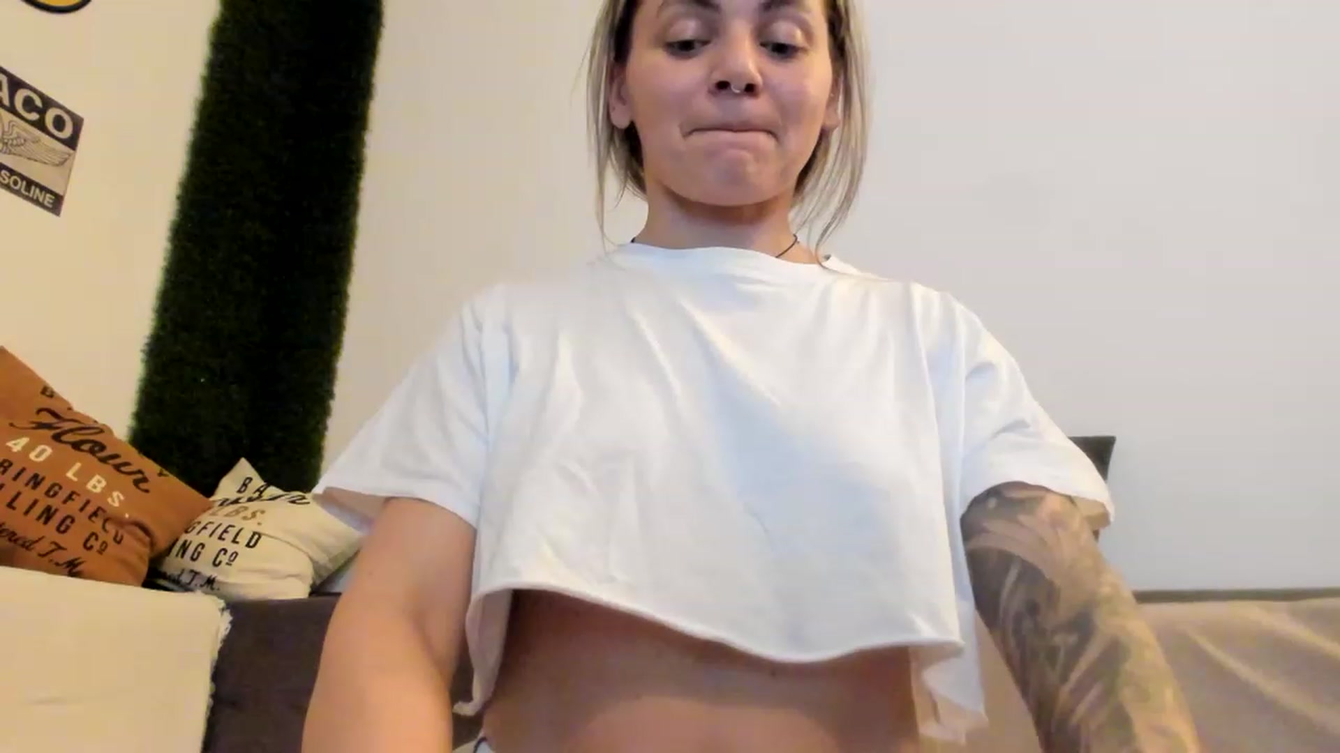 Gallery image thumbnail from PisuVamp_'s myfreecams stream on, 01/08/2023, 22:10 image 10 of 20
