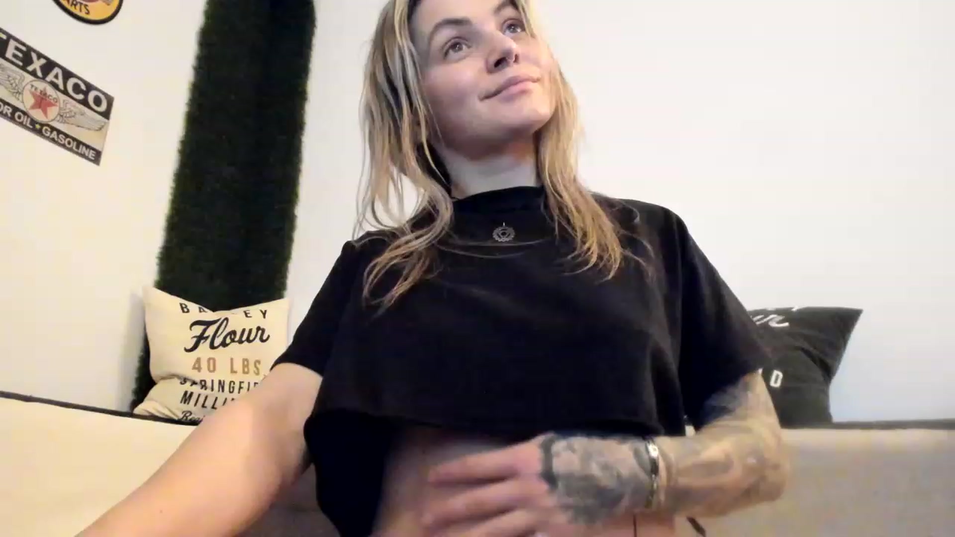 Gallery image thumbnail from PisuVamp_'s myfreecams stream on, 01/18/2023, 23:21 image 14 of 20