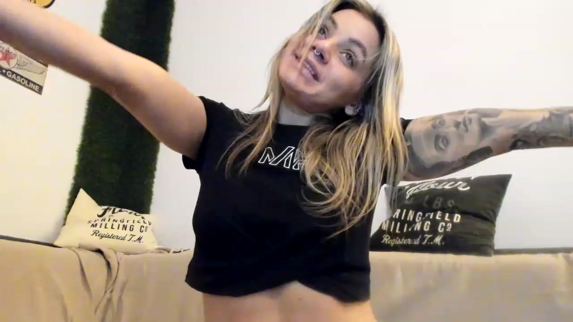 Gallery image thumbnail from PisuVamp_'s myfreecams stream on, 01/21/2023, 23:22 image 18 of 20