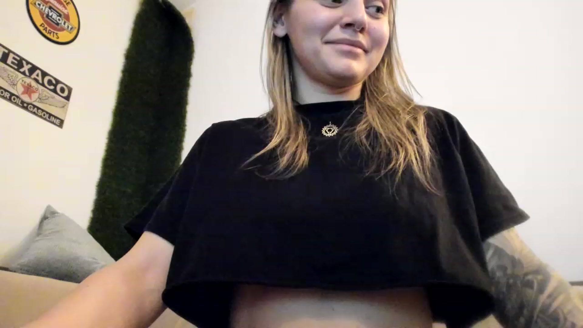 Gallery image thumbnail from PisuVamp_'s myfreecams stream on, 04/03/2023, 20:16 image 10 of 20