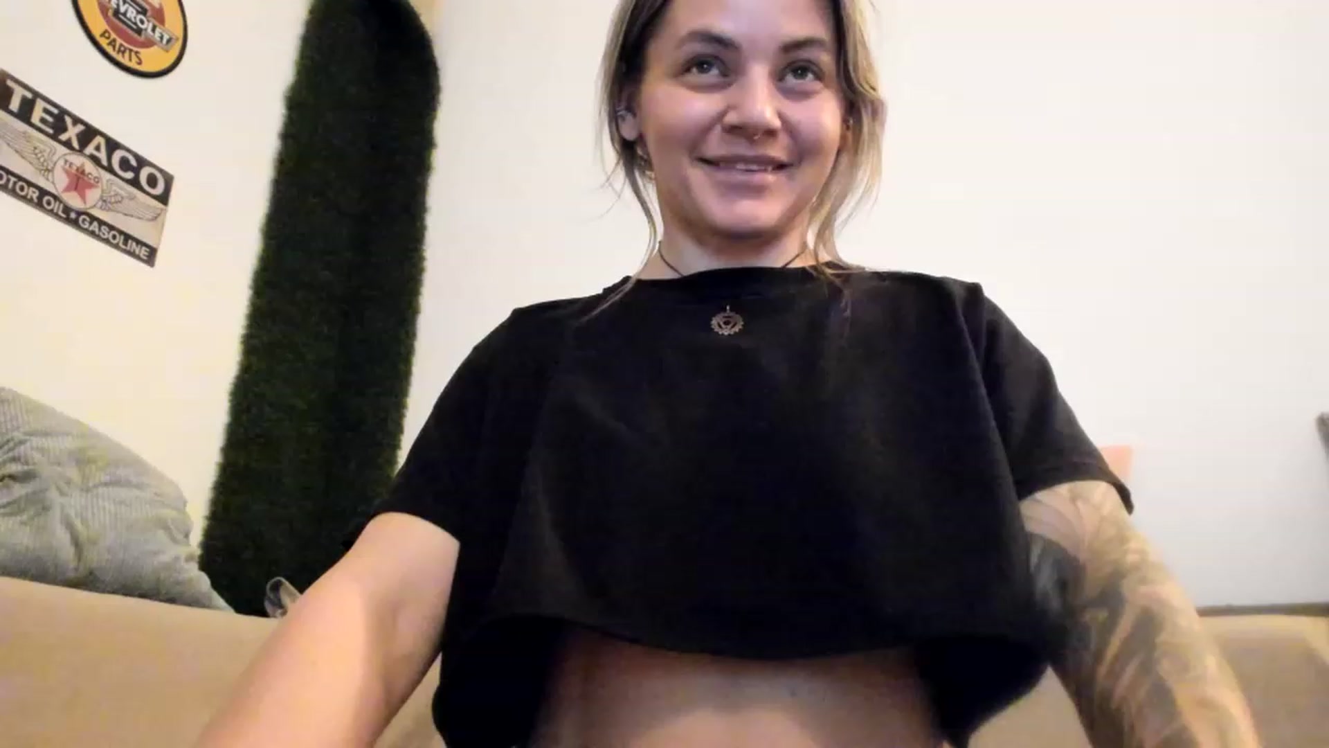 Gallery image thumbnail from PisuVamp_'s myfreecams stream on, 04/07/2023, 22:14 image 16 of 20