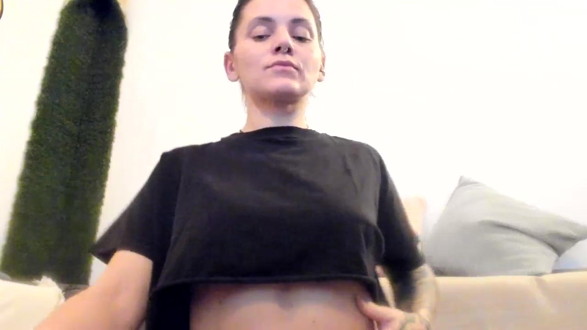 Gallery image thumbnail from PisuVamp_'s myfreecams stream on, 12/08/2023, 21:13 image 5 of 20