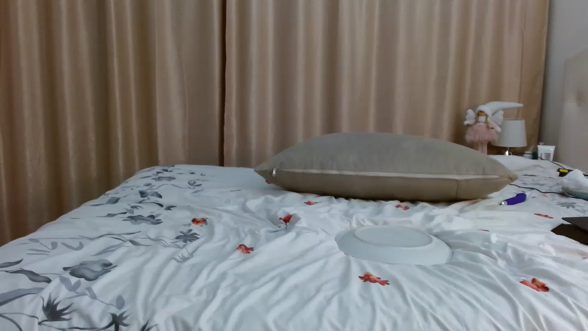 Gallery image thumbnail from PiumyMadWorld's myfreecams stream on, 12/18/2022, 17:32 image 10 of 20