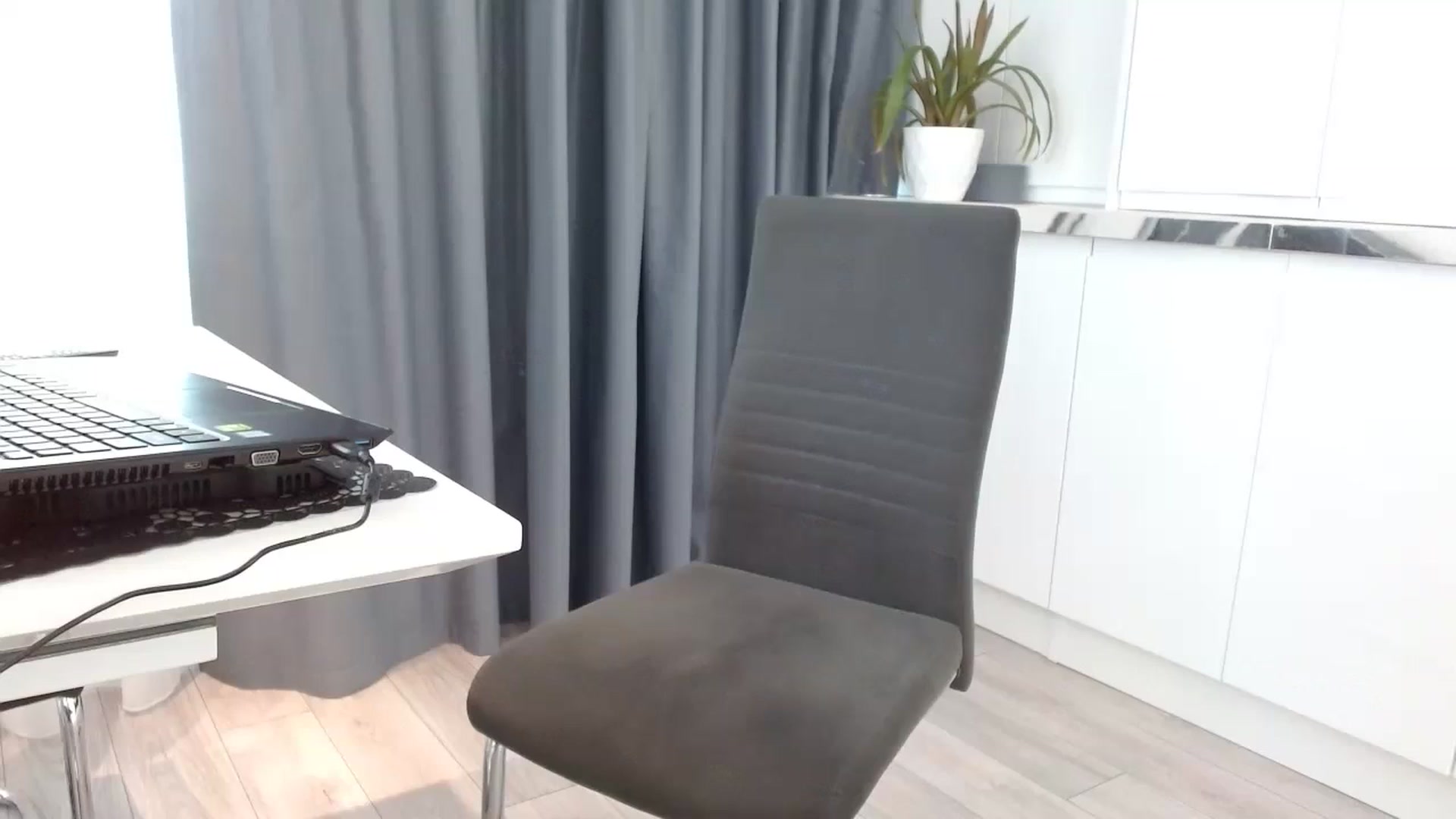 Gallery image thumbnail from PiumyMadWorld's myfreecams stream on, 04/06/2024, 15:30 image 6 of 20