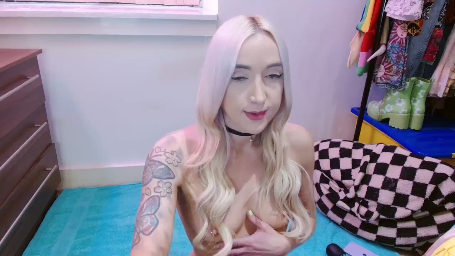 Gallery image thumbnail from Pixie_Snow's myfreecams stream on, 03/04/2024, 17:00 image 4 of 20