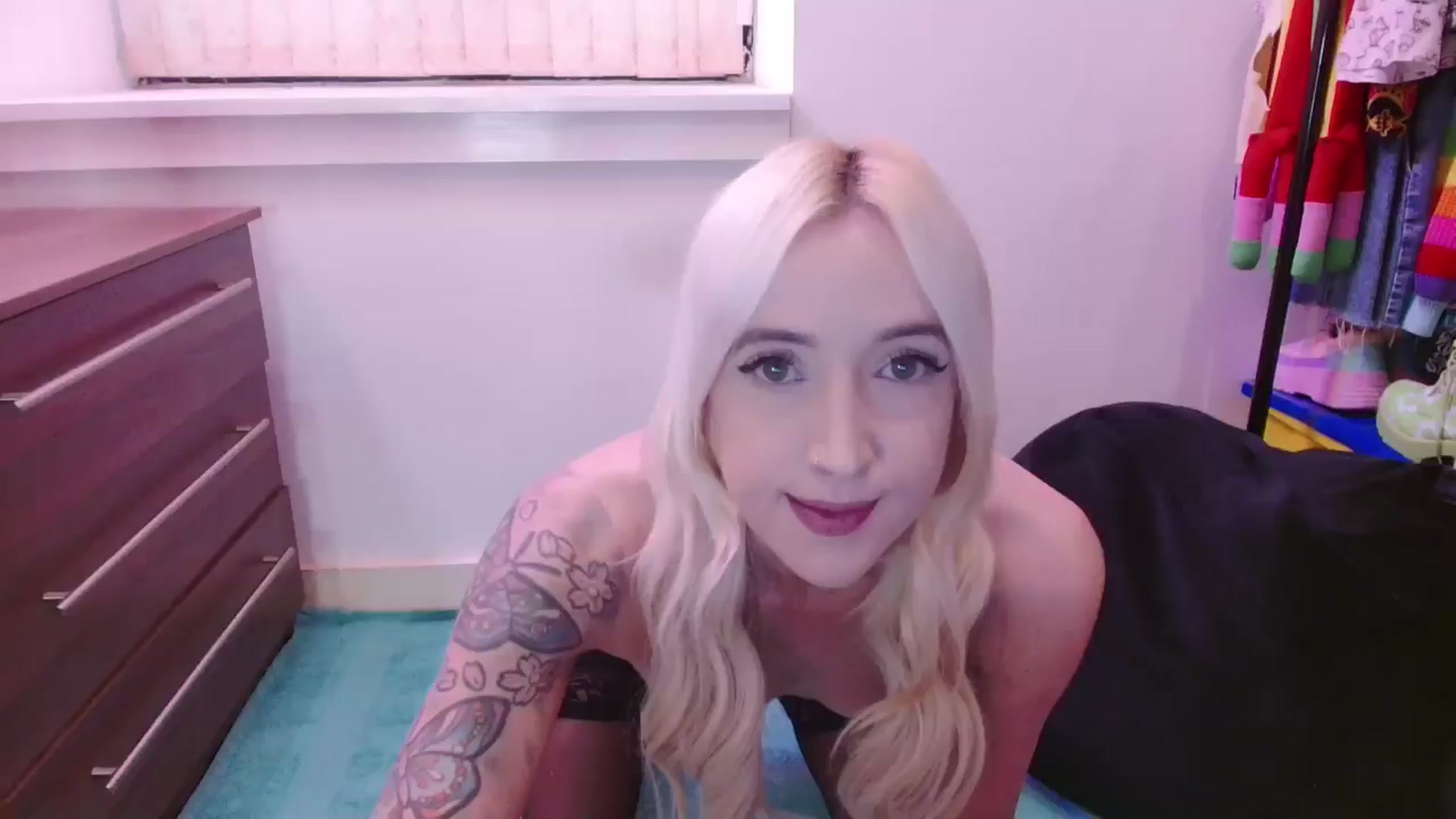 Gallery image thumbnail from Pixie_Snow's myfreecams stream on, 12/08/2024, 14:06 image 1 of 20