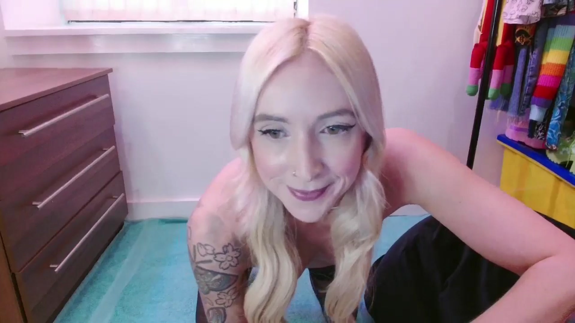 Gallery image thumbnail from Pixie_Snow's myfreecams stream on, 04/04/2025, 11:21 image 16 of 20