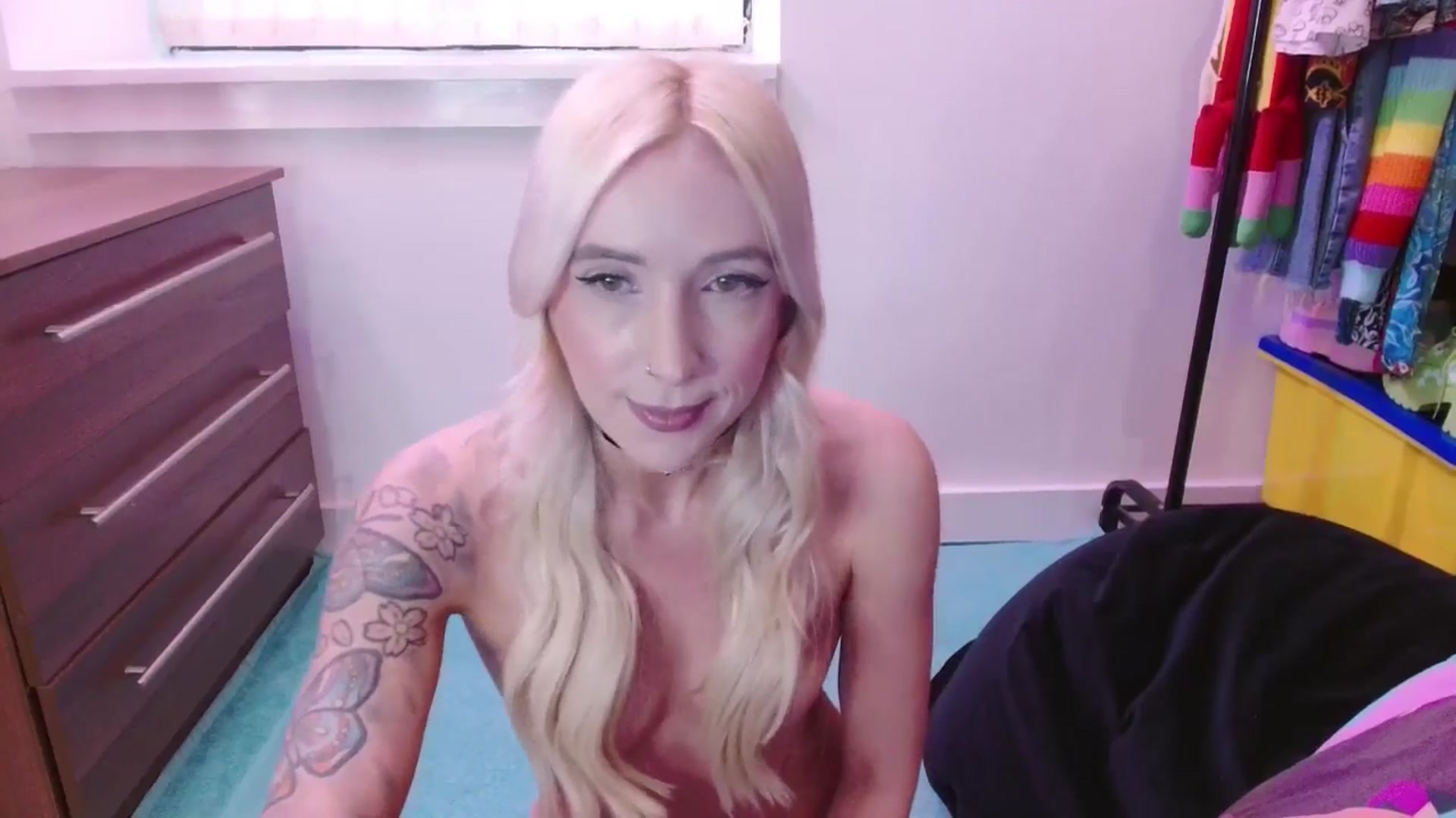 Gallery image thumbnail from Pixie_Snow's myfreecams stream on, 04/04/2025, 11:21 image 14 of 20